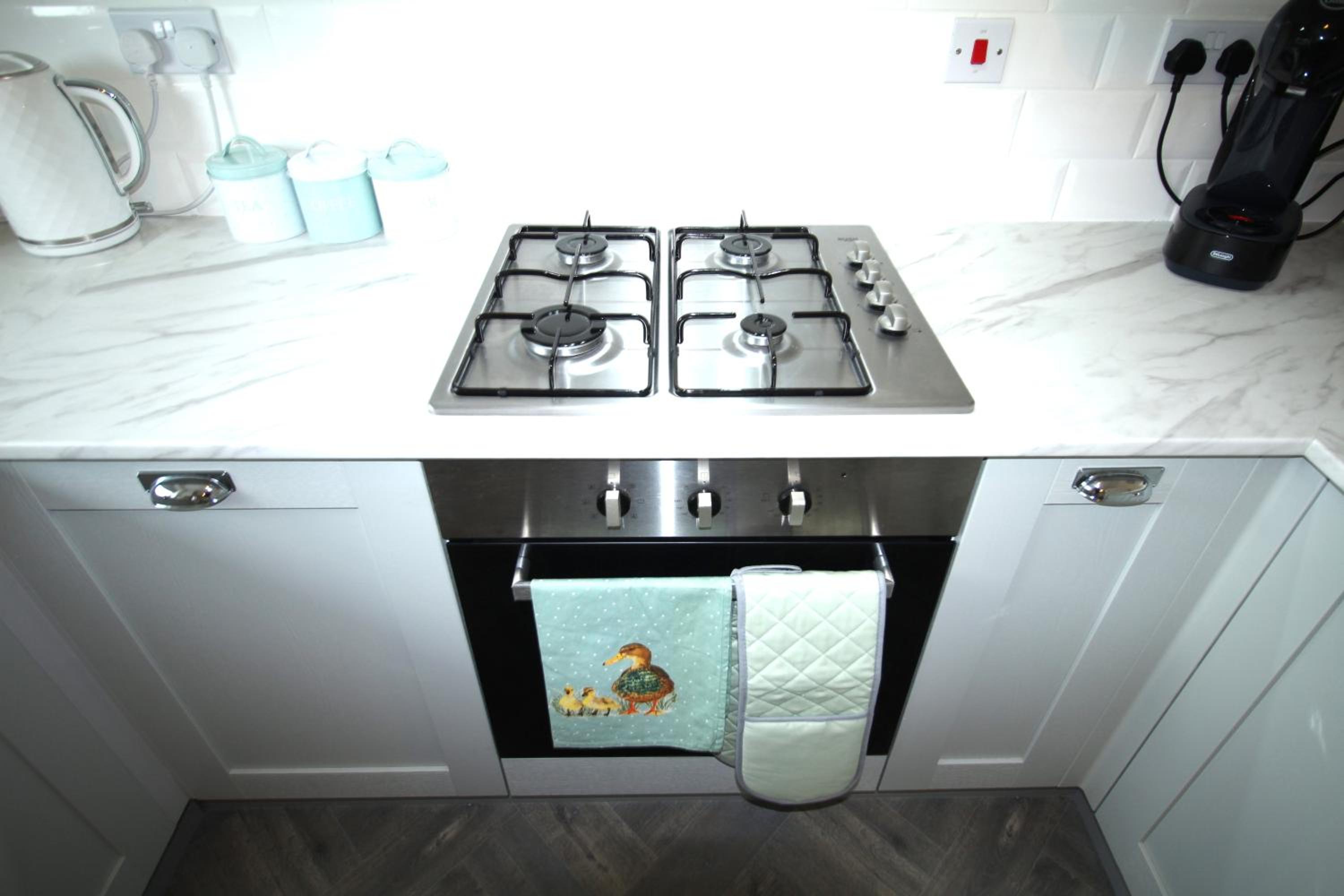 2 Bedroom House - Beautifully Decorated & Furnished - Parking - Large Garden view 5