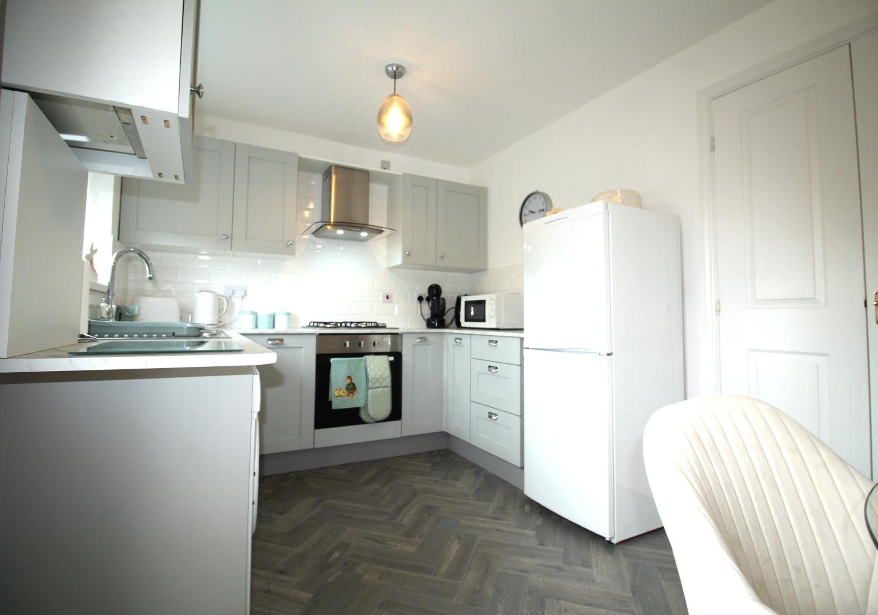 2 Bedroom House - Beautifully Decorated & Furnished - Parking - Large Garden view 4