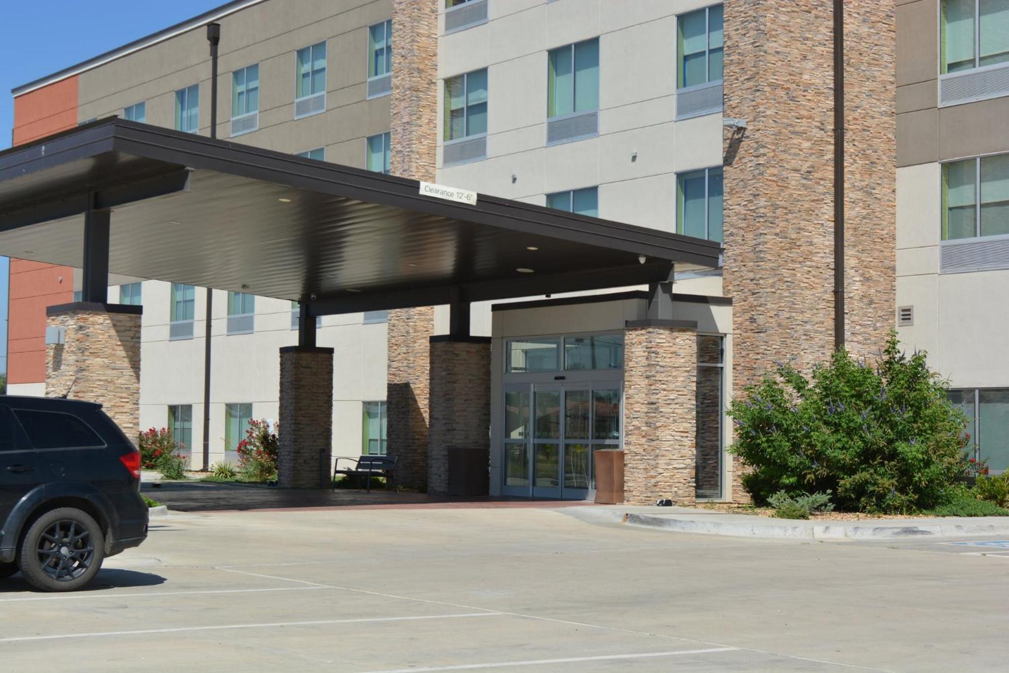 Liberal Vacations - Holiday Inn Express  Suites - Liberal, an IHG Hotel - Property Image 3