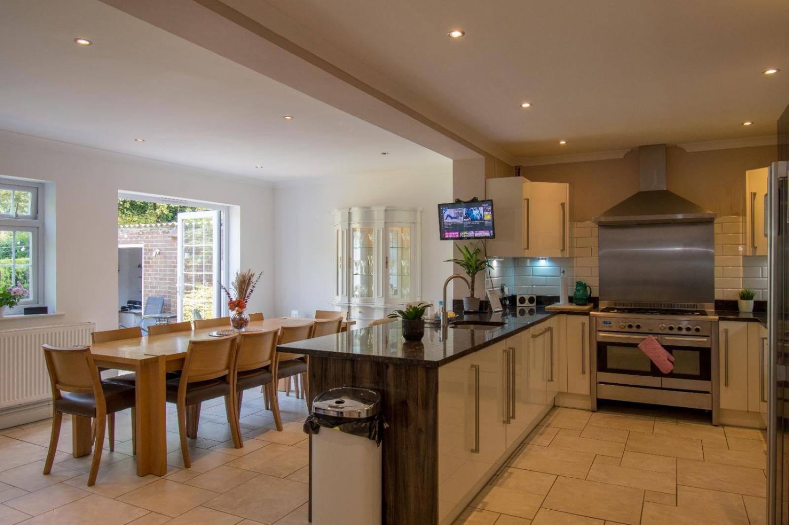 Elegant and spacious private room with ensuite view 4