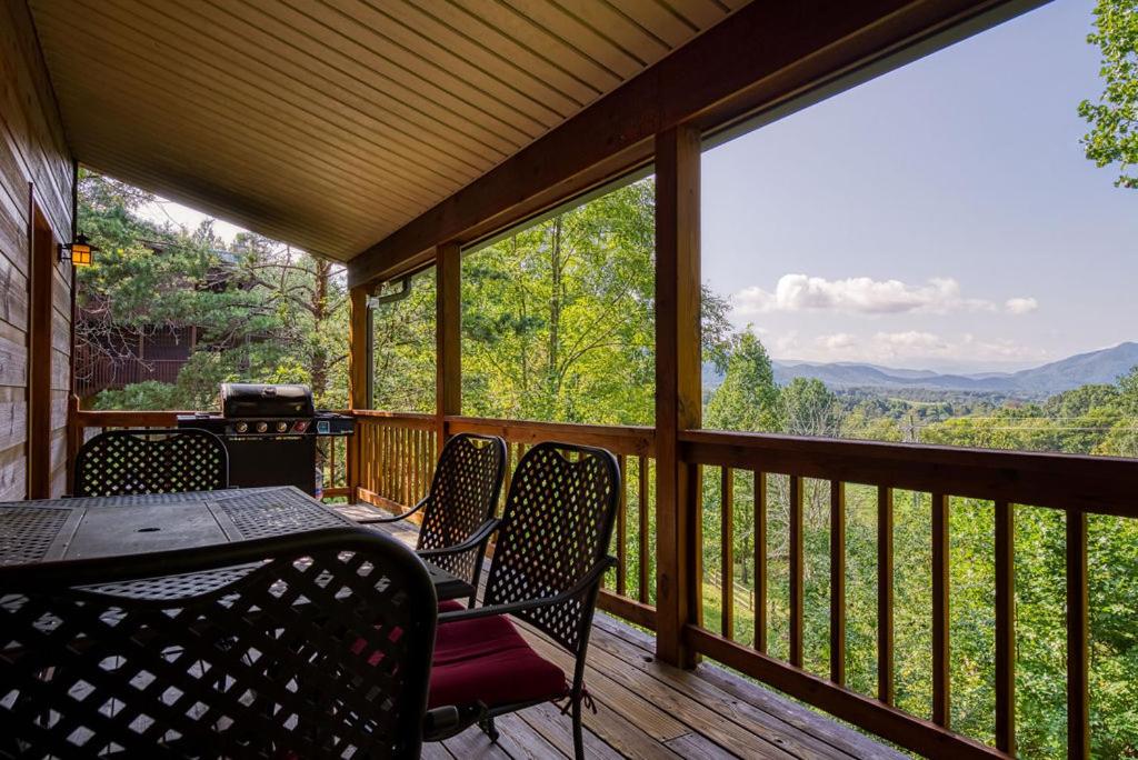 Paradise Found, Hot Tub, Mtn Views, Game Room, 560 FREE tickets each paid day!