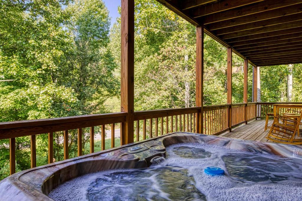 Paradise Found, Hot Tub, Mtn Views, Game Room, 560 FREE tickets each paid day!