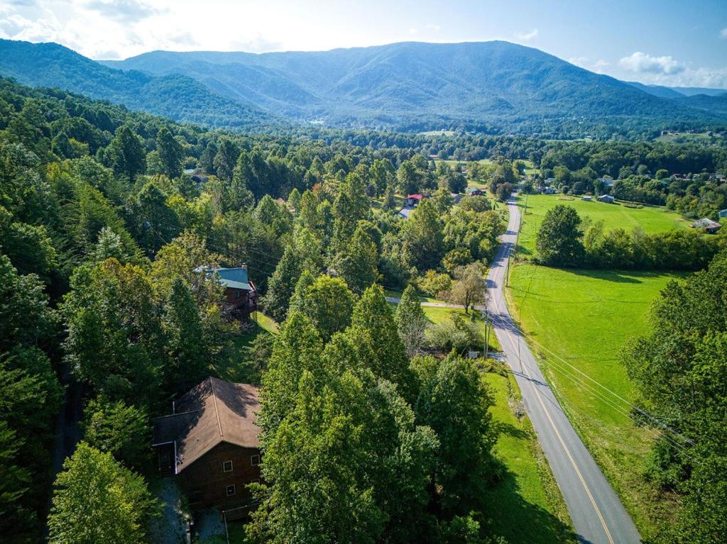 Paradise Found, Hot Tub, Mtn Views, Game Room, 560 FREE tickets each paid day!