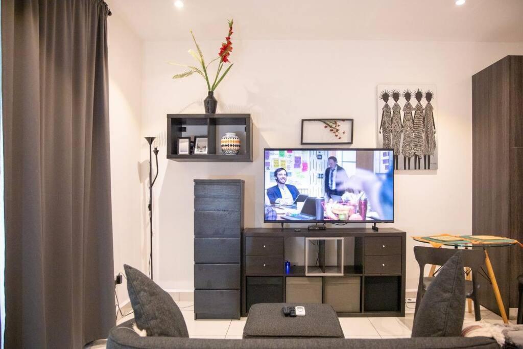 Cosy Suite @Embassy Gardens view 2