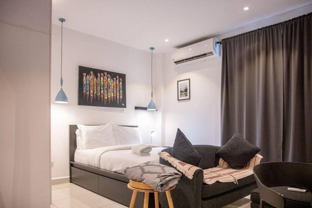 Cosy Suite @Embassy Gardens view 4