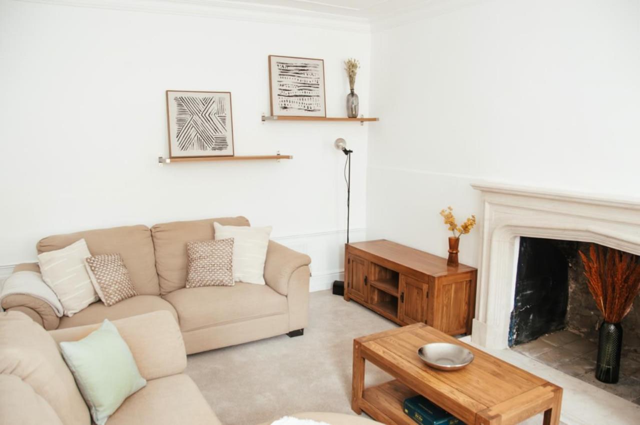 Garden flat in period property Centrally located view 3