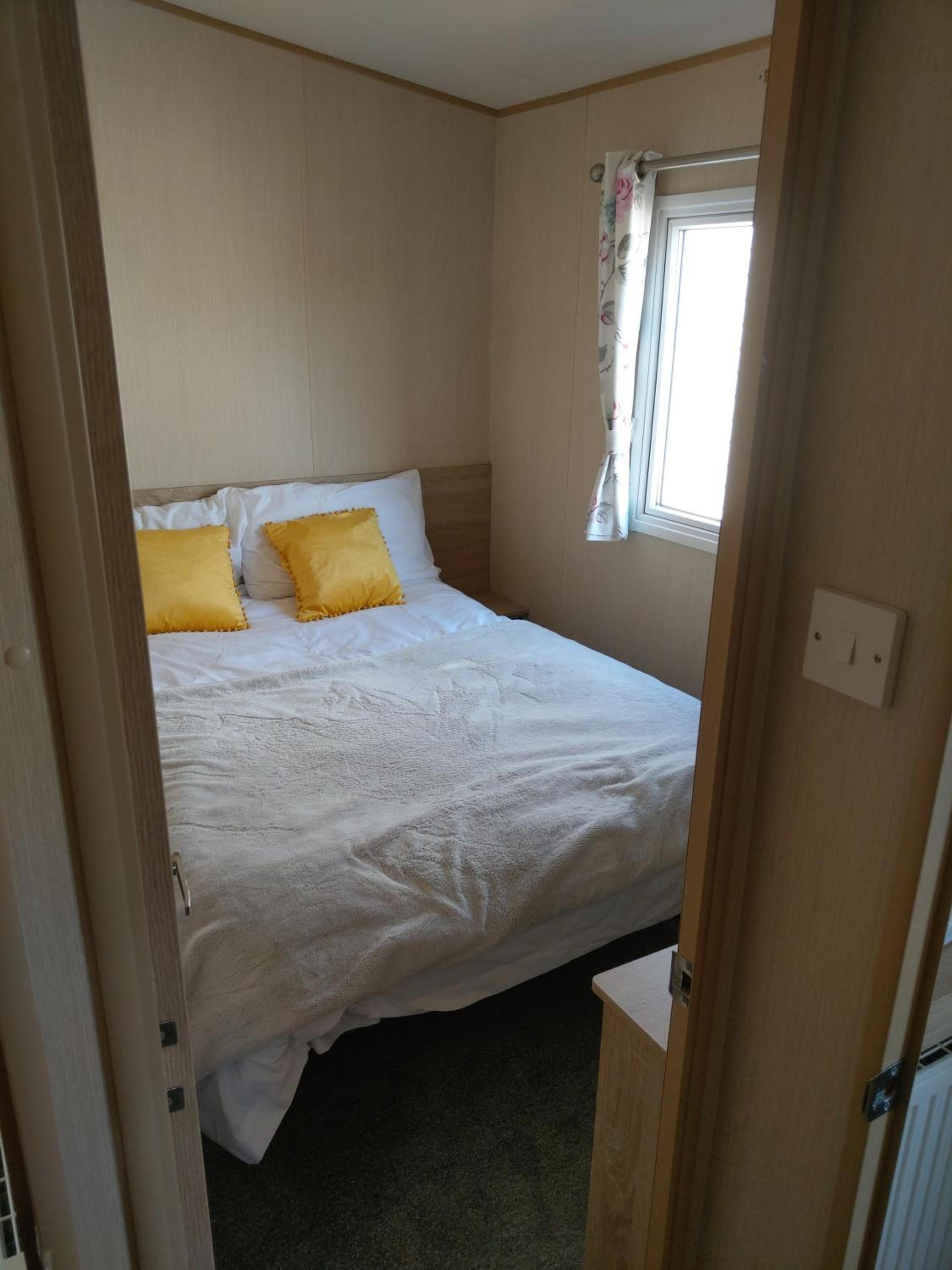Lovely 8 Berth Caravan At Manor Park, Near Hunstanton Beach Ref 23039S view 4