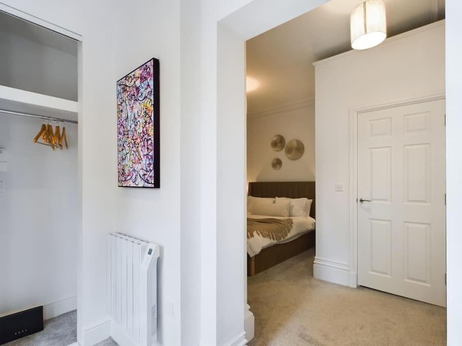 Belle Vue Stylish Town Centre Apartment with Private Parking view 3