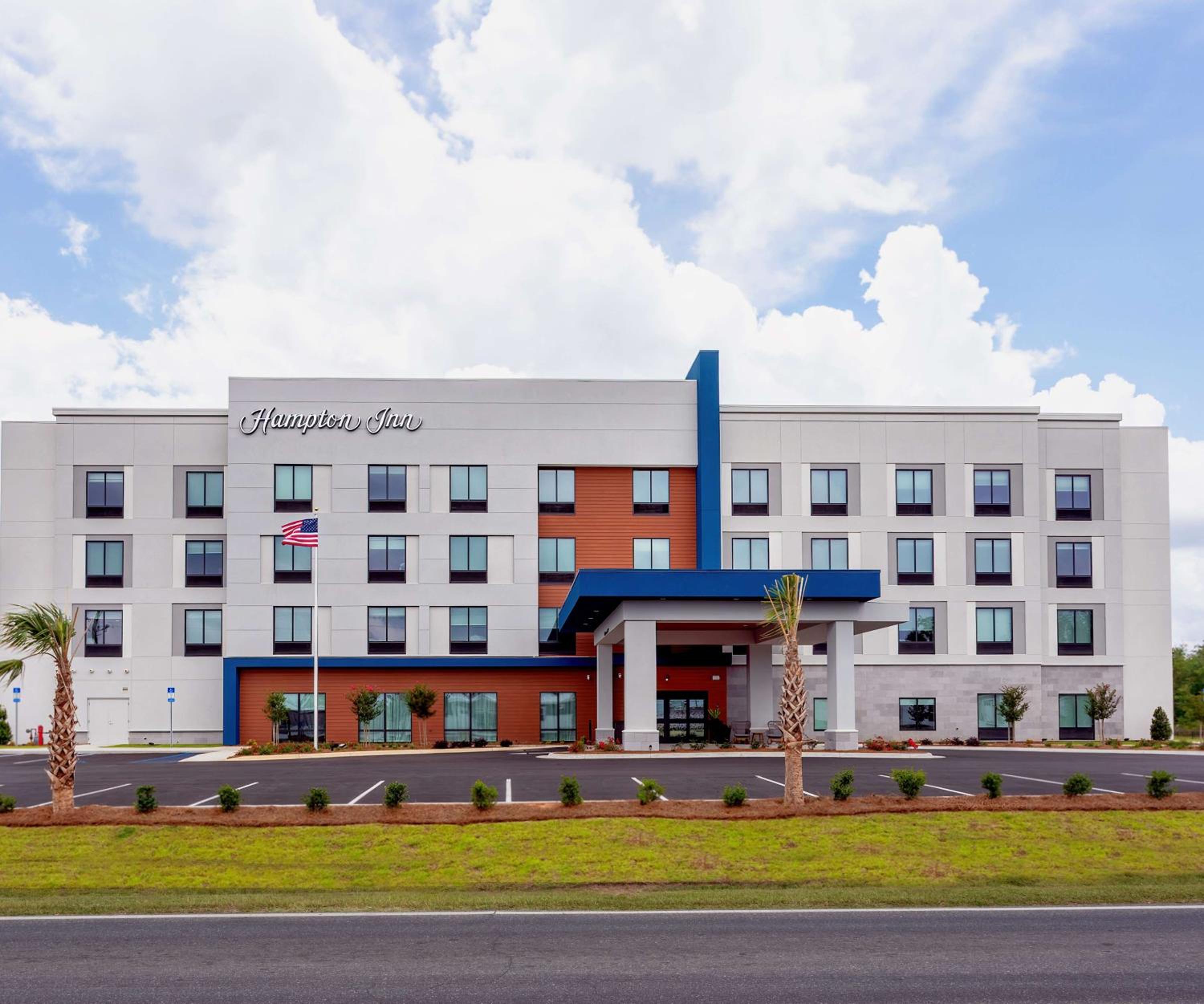 Marianna Vacations - Hampton Inn Marianna I-10 - Property Image 1