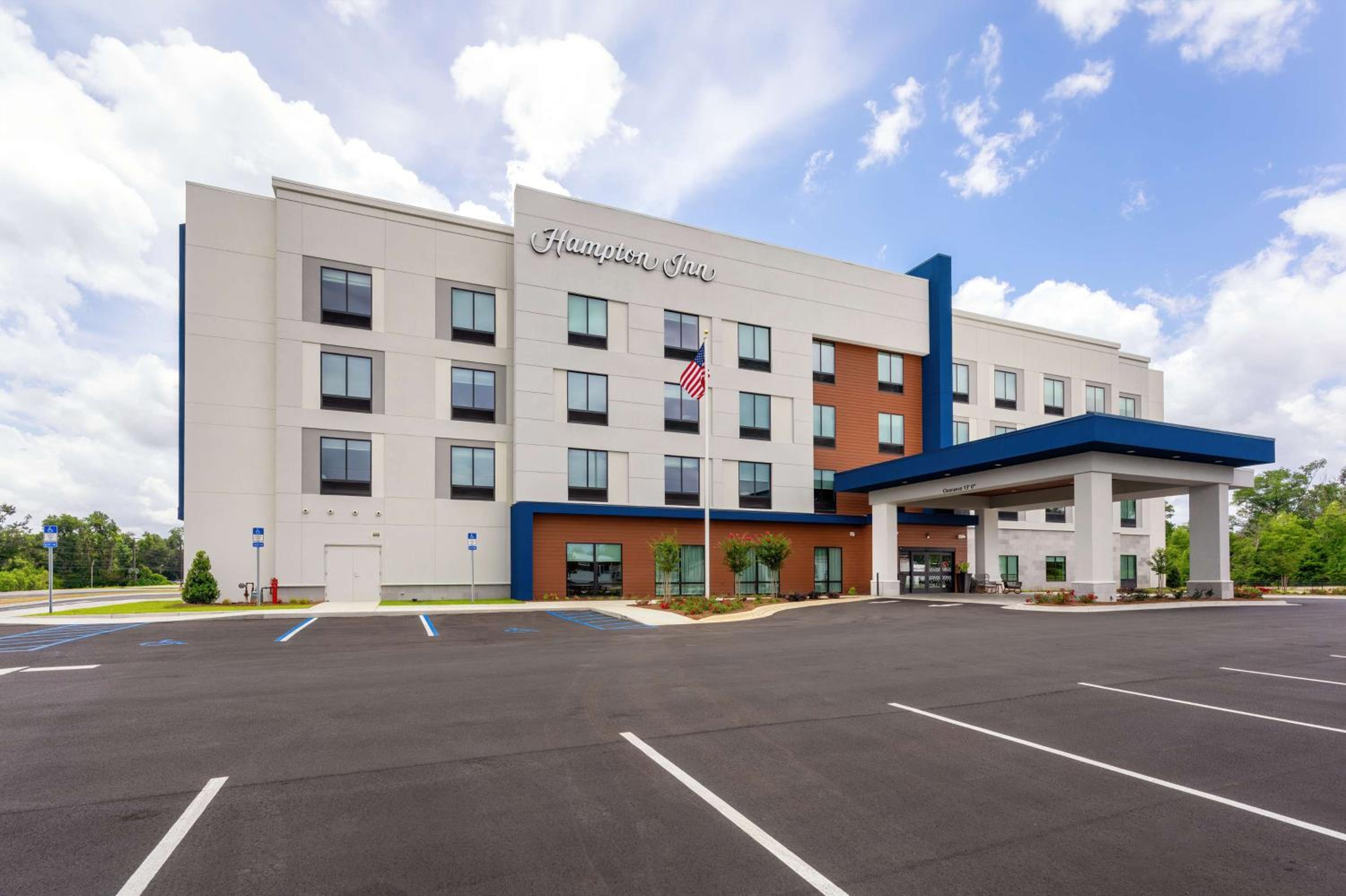 Hampton Inn Marianna I-10 view 3