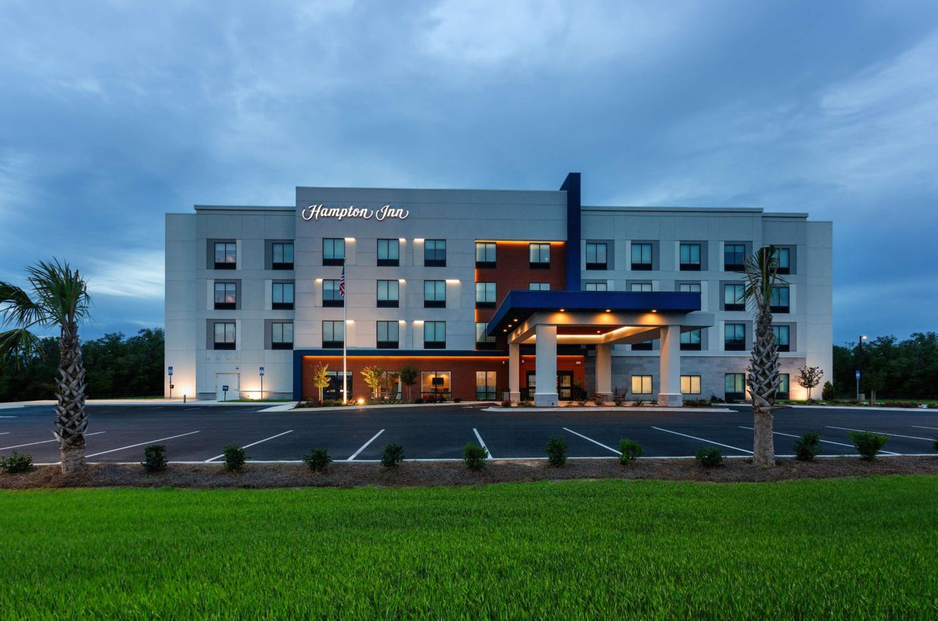 Hampton Inn Marianna I-10 view 4