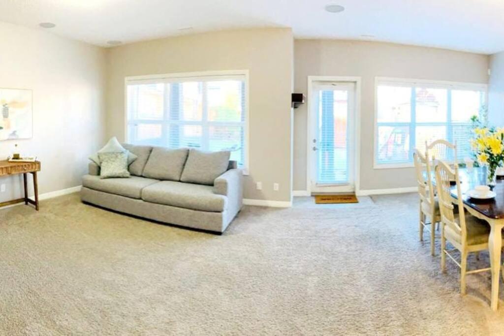 Mahogany Escape - Your Calgary Oasis