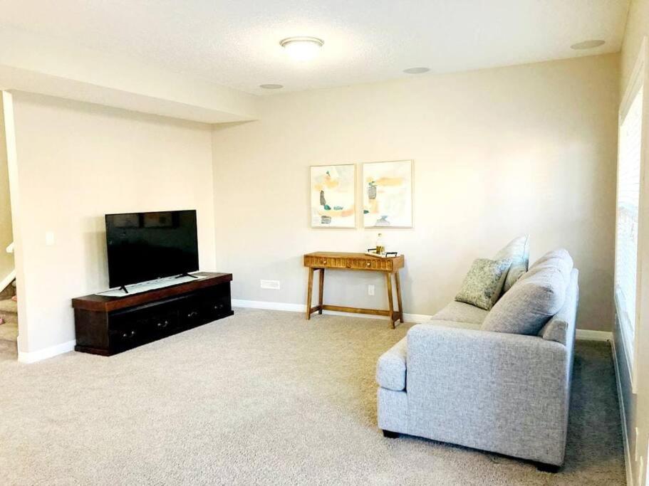 Mahogany Escape - Your Calgary Oasis