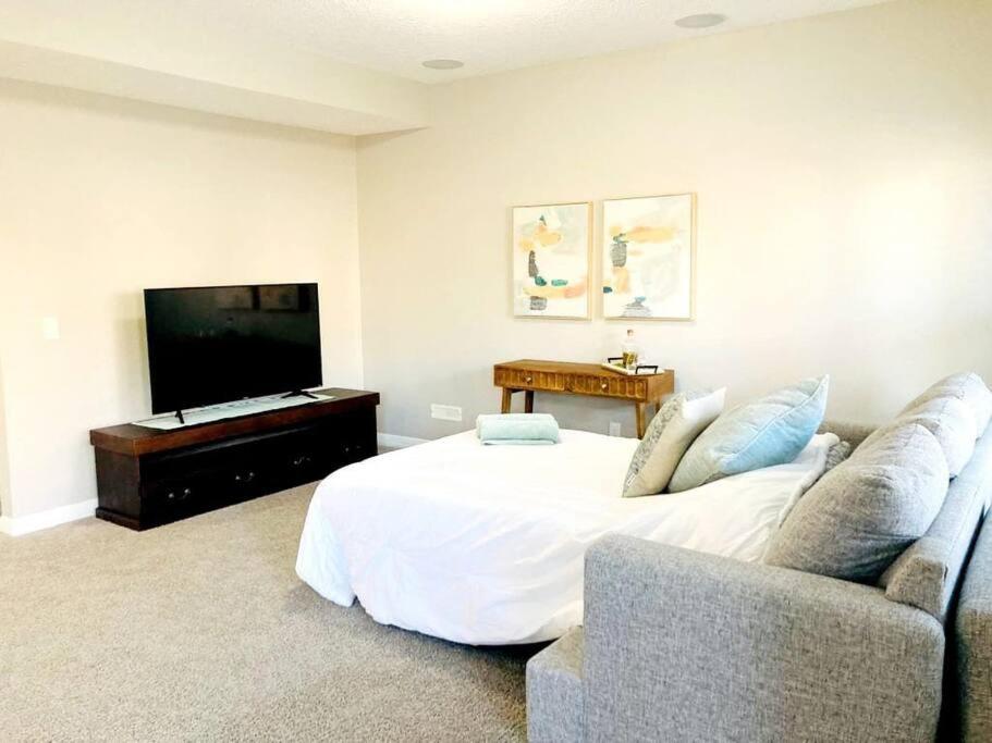 Mahogany Escape - Your Calgary Oasis