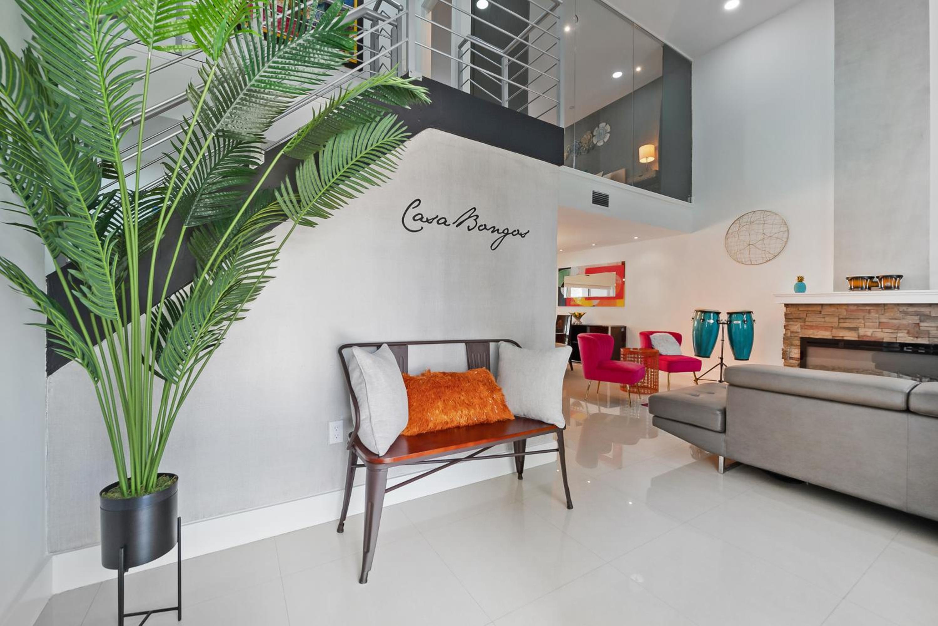 Experience Miami's Bongo's House Private Pool and Game Room Luxury Rental L54