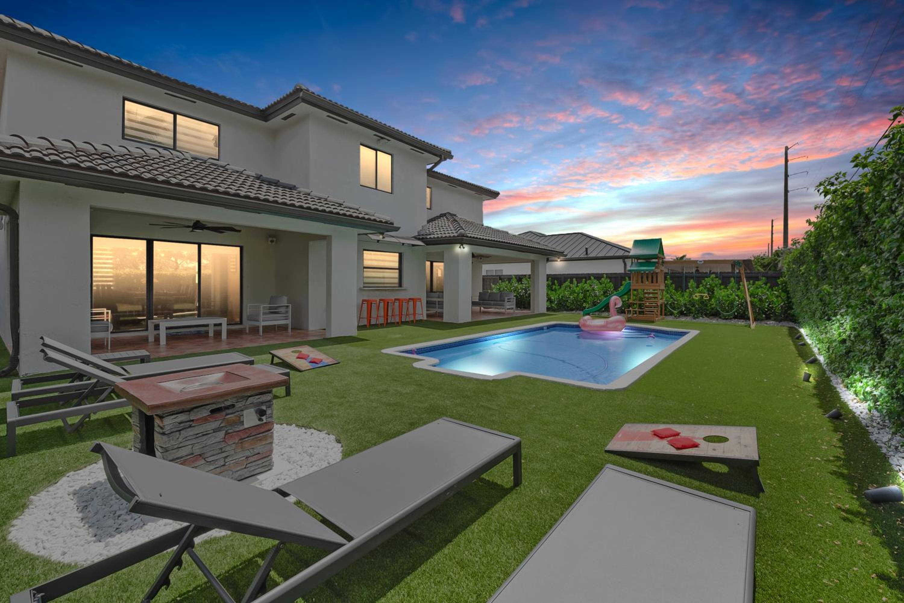 Experience Miami's Bongo's House Private Pool and Game Room Luxury Rental L54