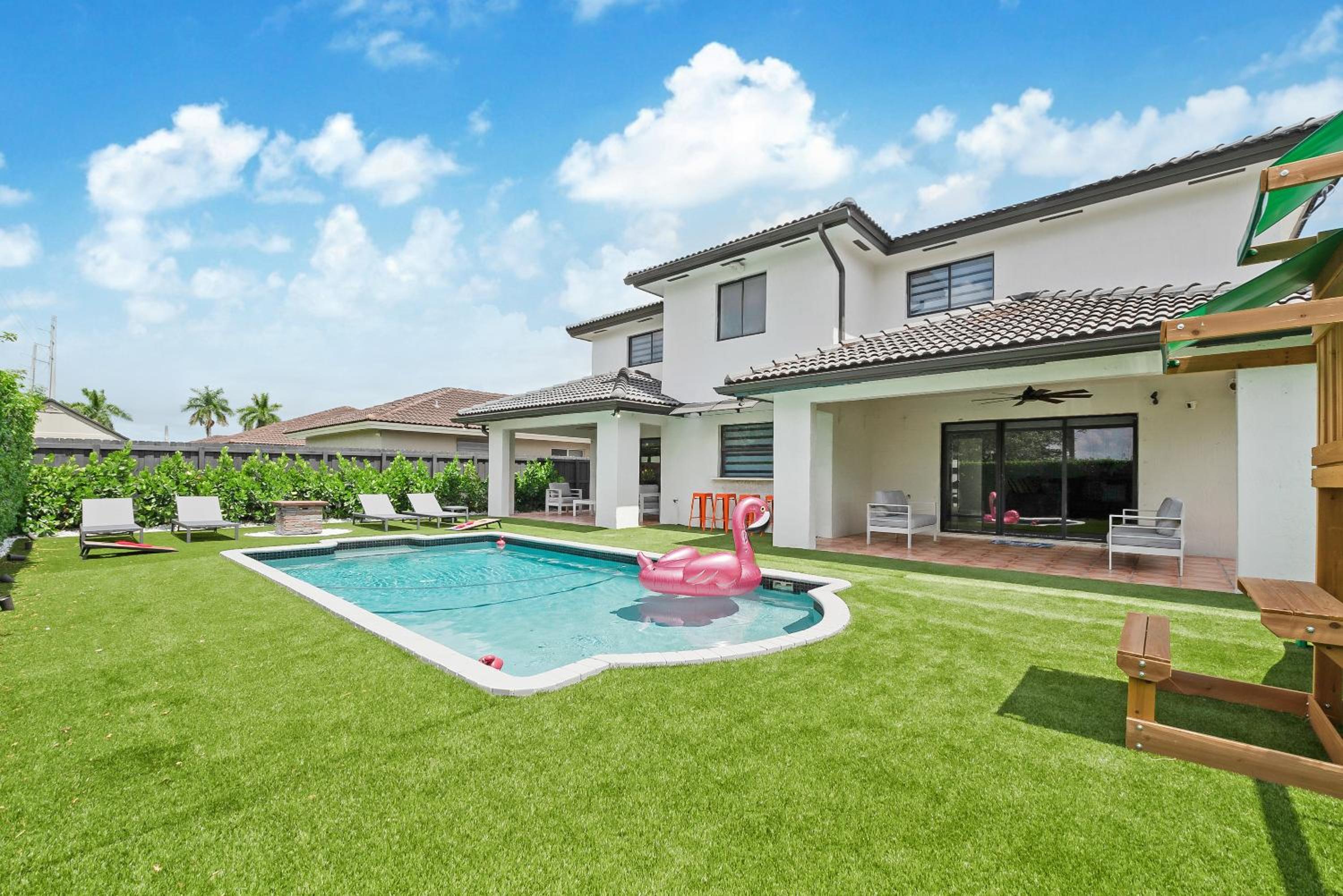 Experience Miami's Bongo's House Private Pool and Game Room Luxury Rental L54