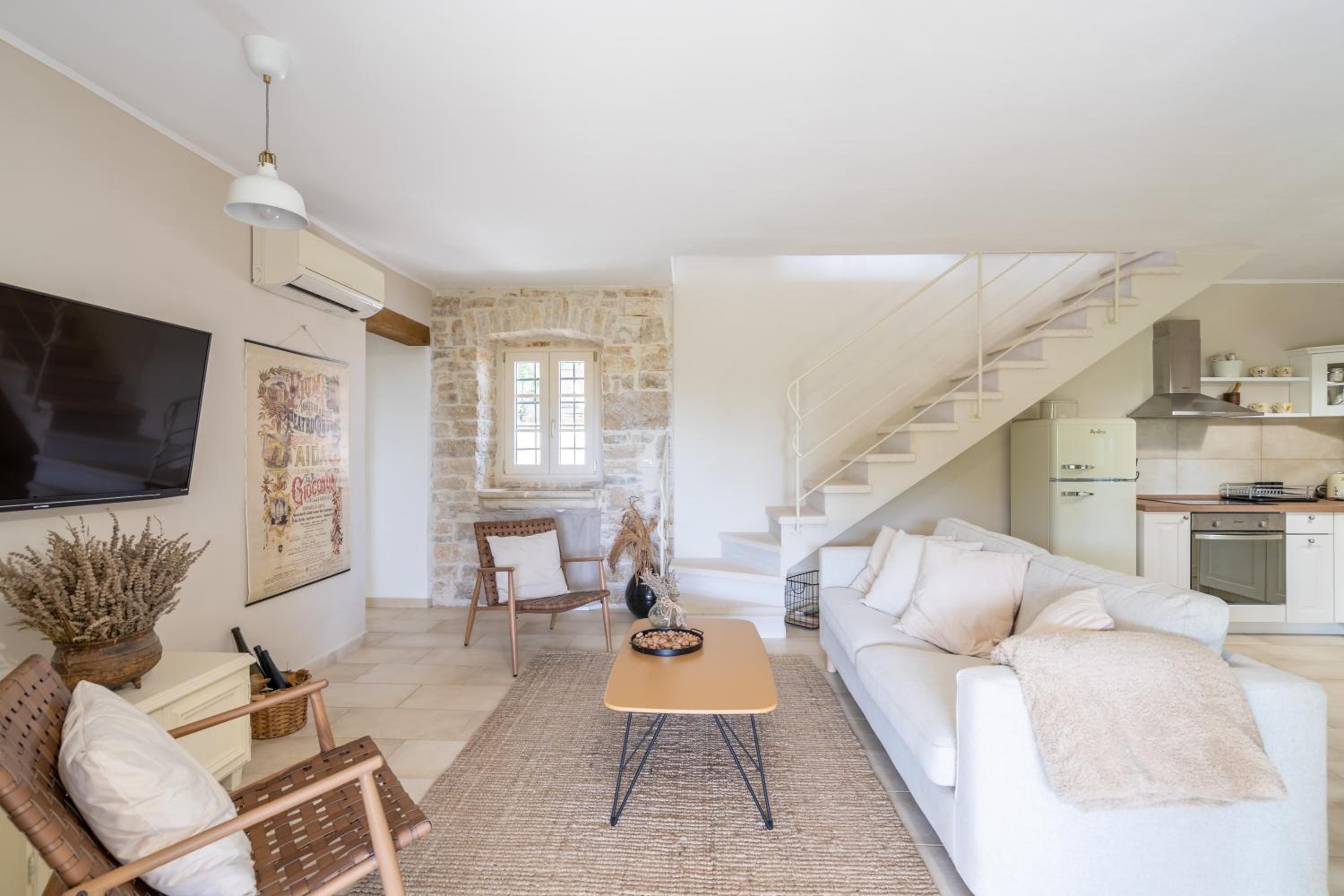 NEW!!!Villa D'Vita on huge fenced property view 4