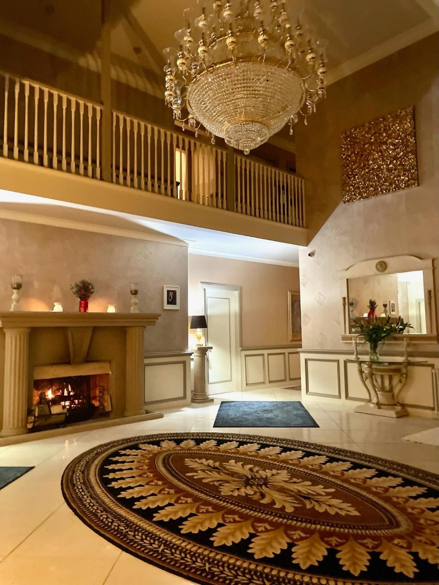 FINN VILLAGE Loch Lomond Villa - THE BLACK ROOM with Private Jacuzzi-Style Bath view 5