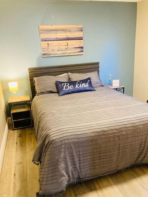 Pensa-Cozy Downtown bungalow, w/ backyard oasis! view 4