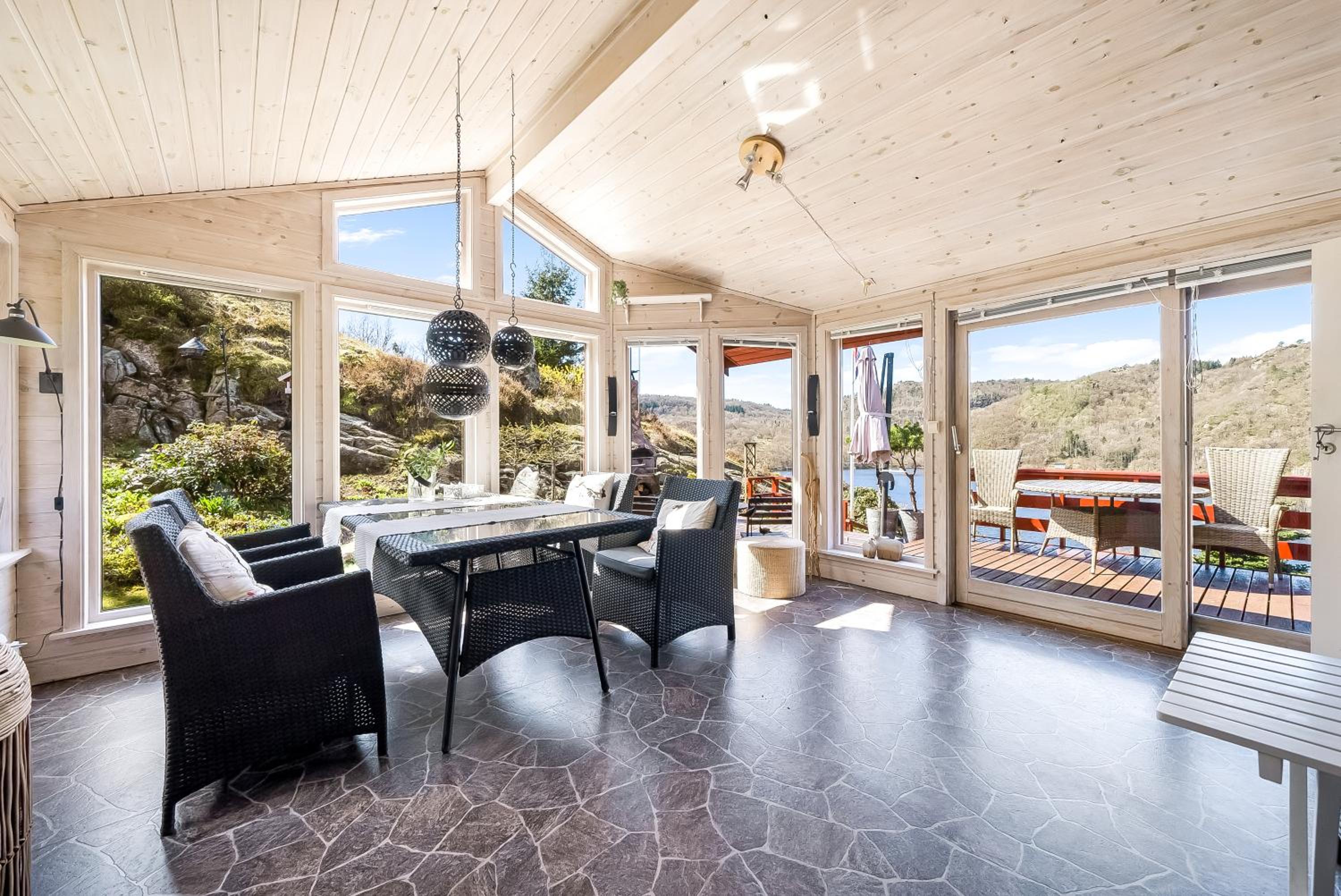 Gemütliches helles Ferienhaus am See mit Panoramaseeblick + Hütte und nahe Meer view 3