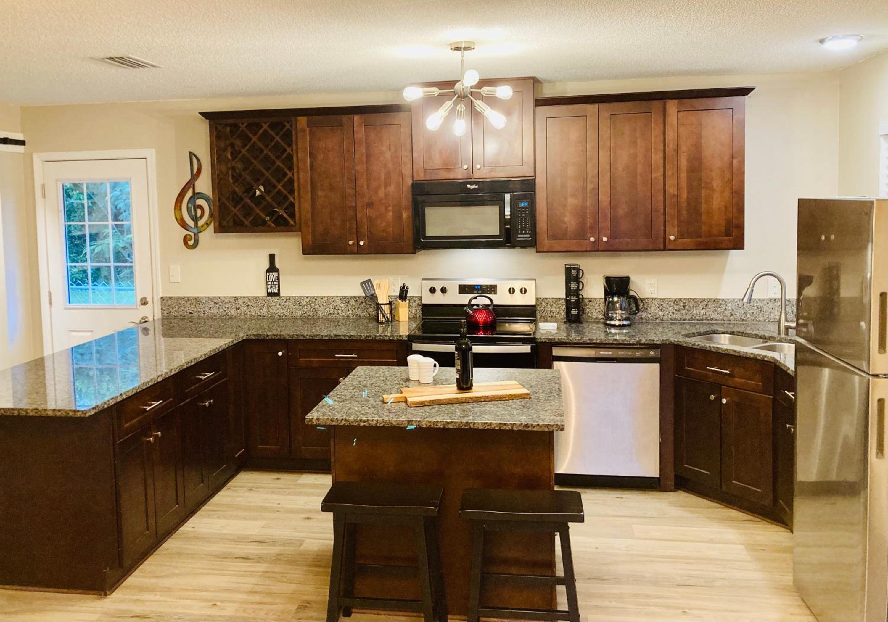 Pensa-Cozy Downtown bungalow, w/ backyard oasis! view 3