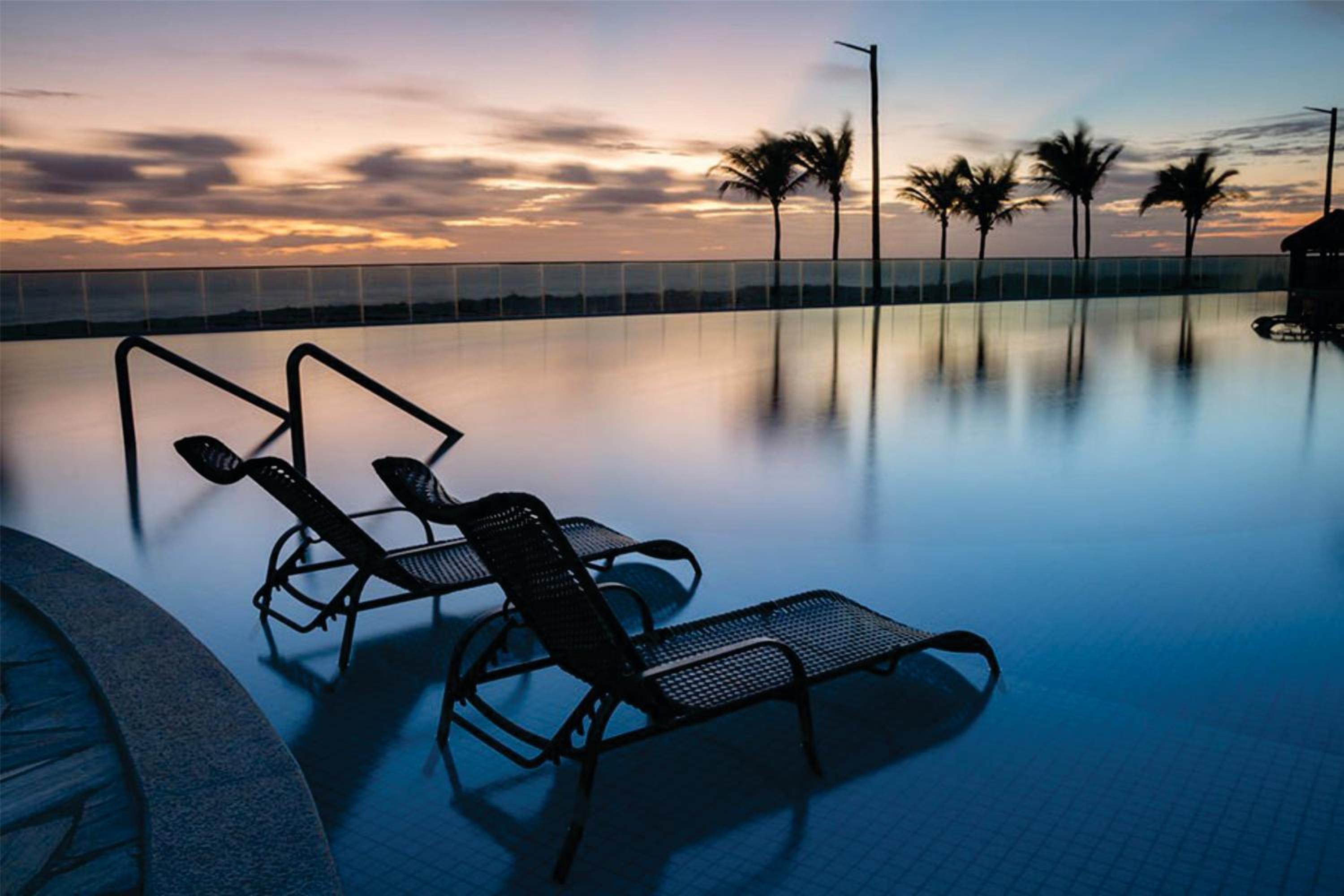 Riviera Beach Place And Manhattan Golf Residence Up to 6 Adults and 3 Children