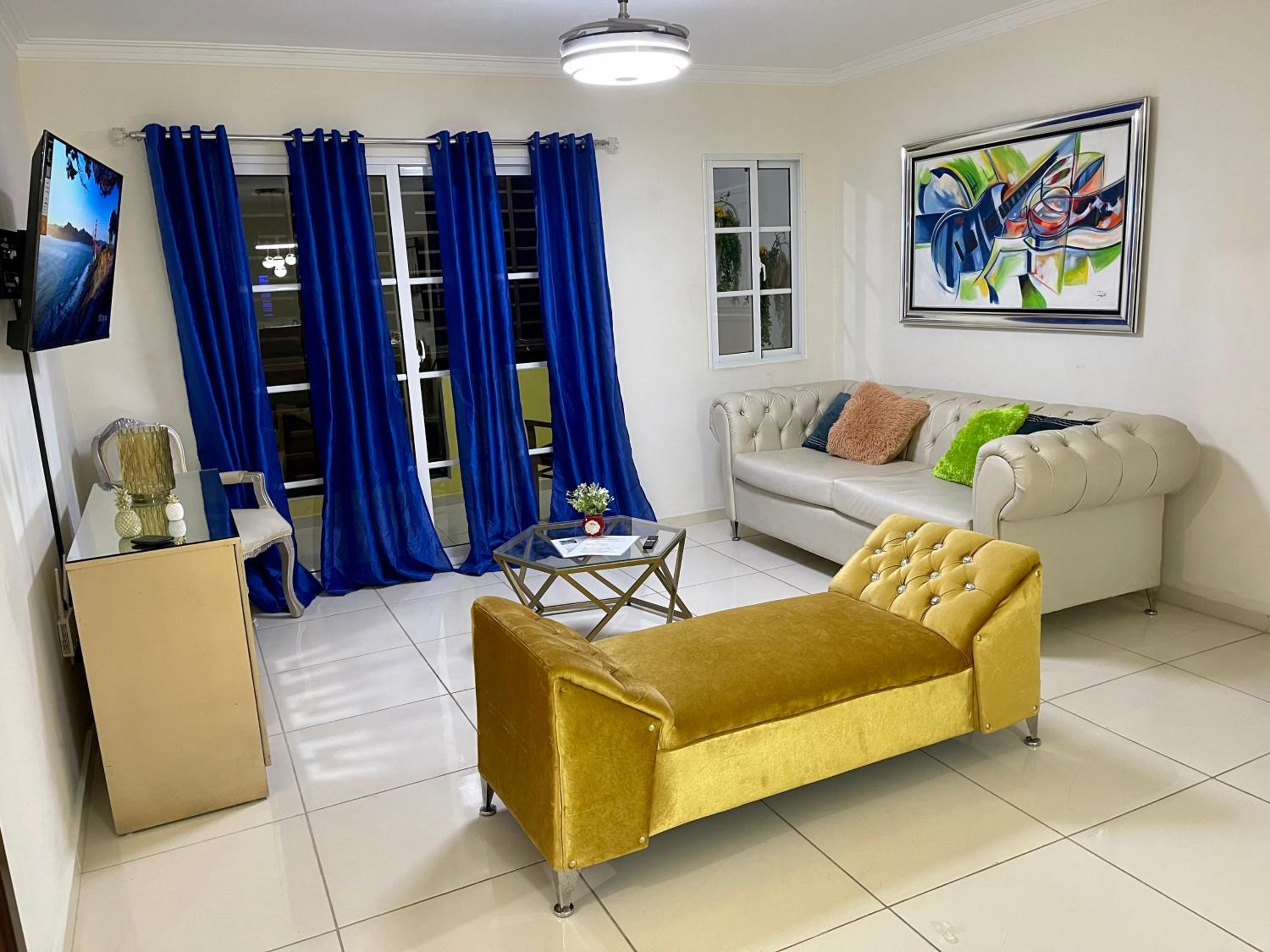 Apartamento Amplio en Residencial de 2 Habitaciones
