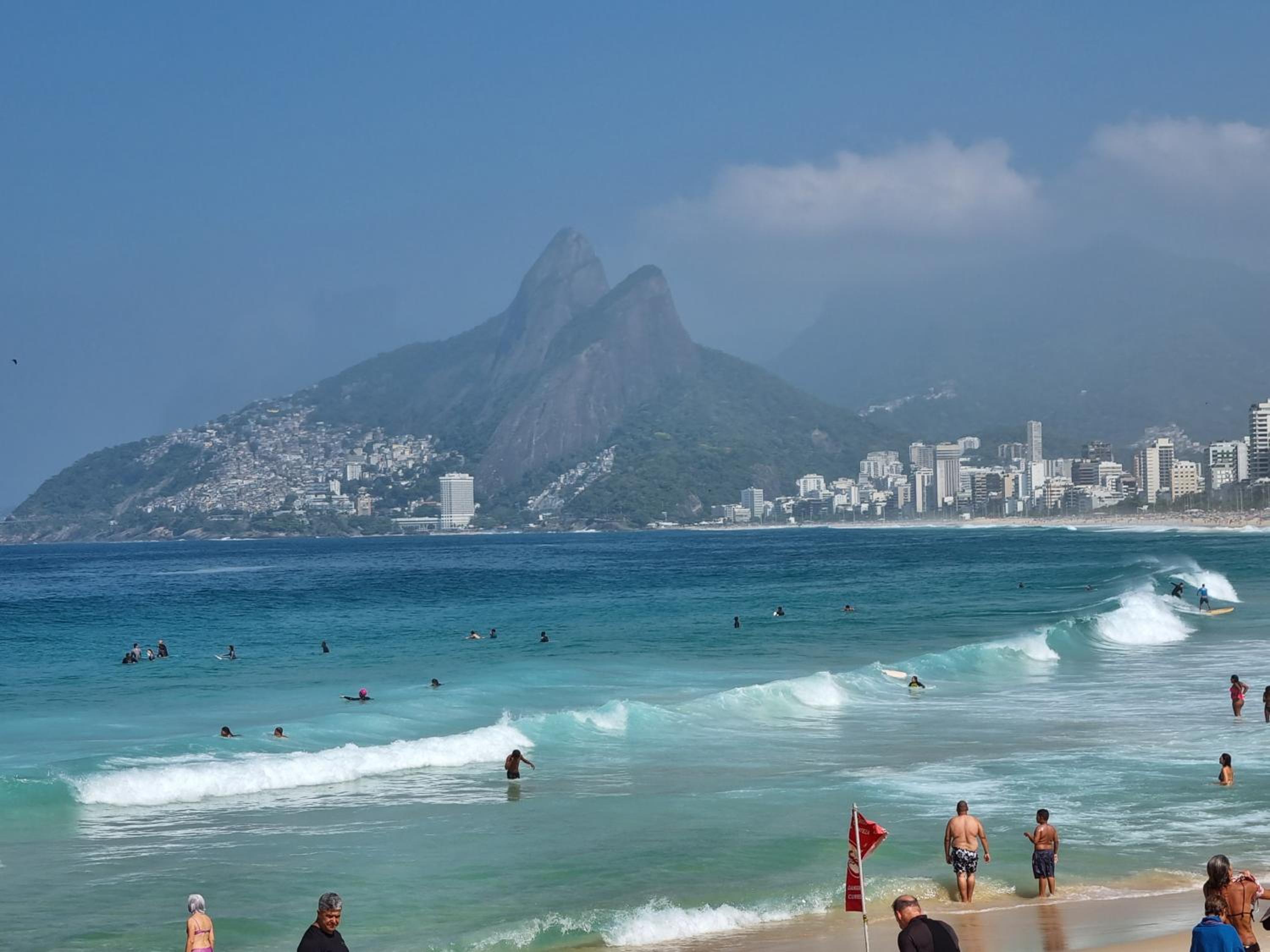 SUÍTE c vista livre e pertíssima das PRAIAS IPANEMA LEBLON ARPOADOR COPACABANA e do CRISTO REDENTOR do BONDINHO PÃO DE AÇUCAR etc Chegando mais cedo que o 