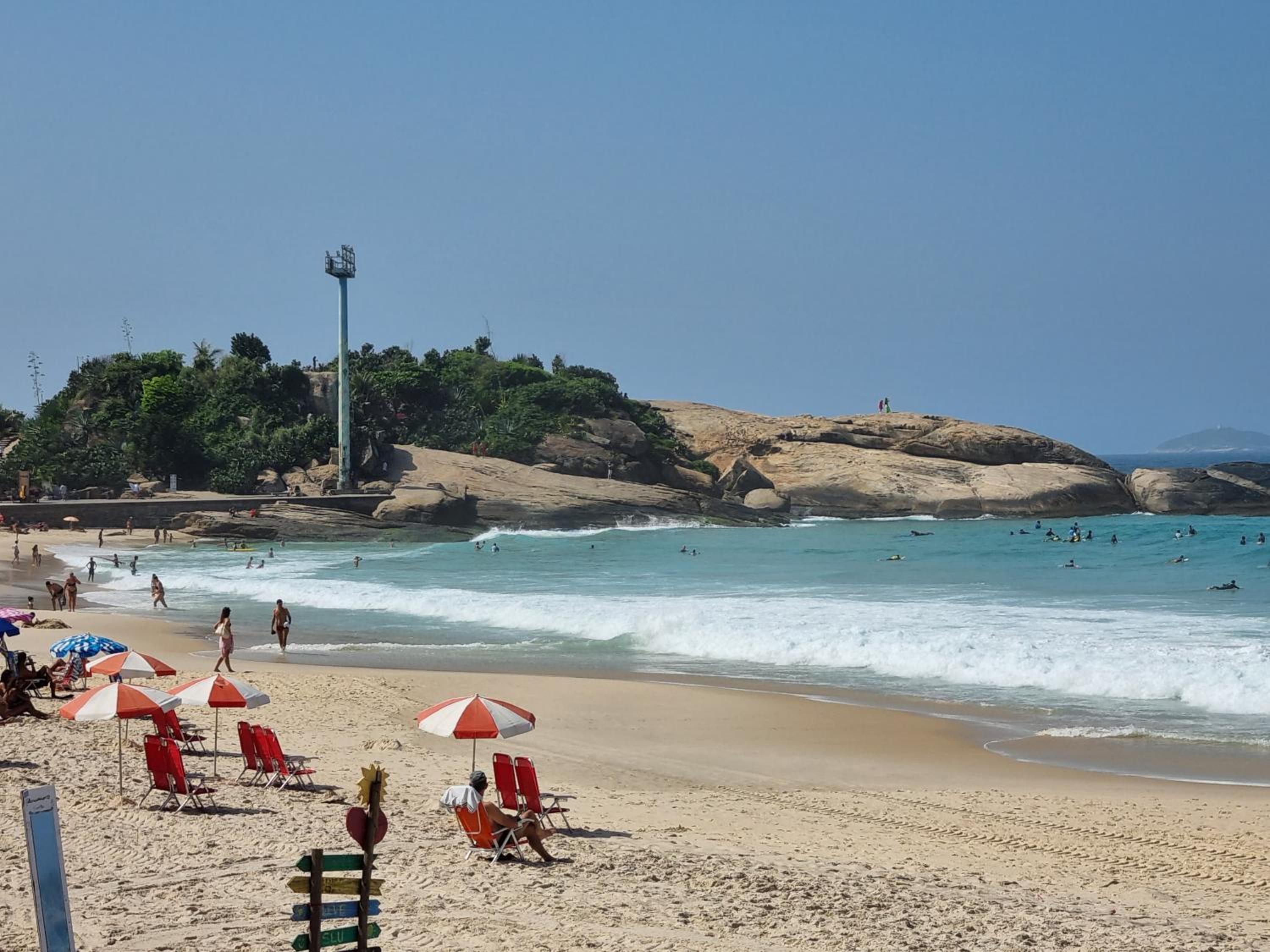 SUÍTE c vista livre e pertíssima das PRAIAS IPANEMA LEBLON ARPOADOR COPACABANA e do CRISTO REDENTOR do BONDINHO PÃO DE AÇUCAR etc Chegando mais cedo que o 
