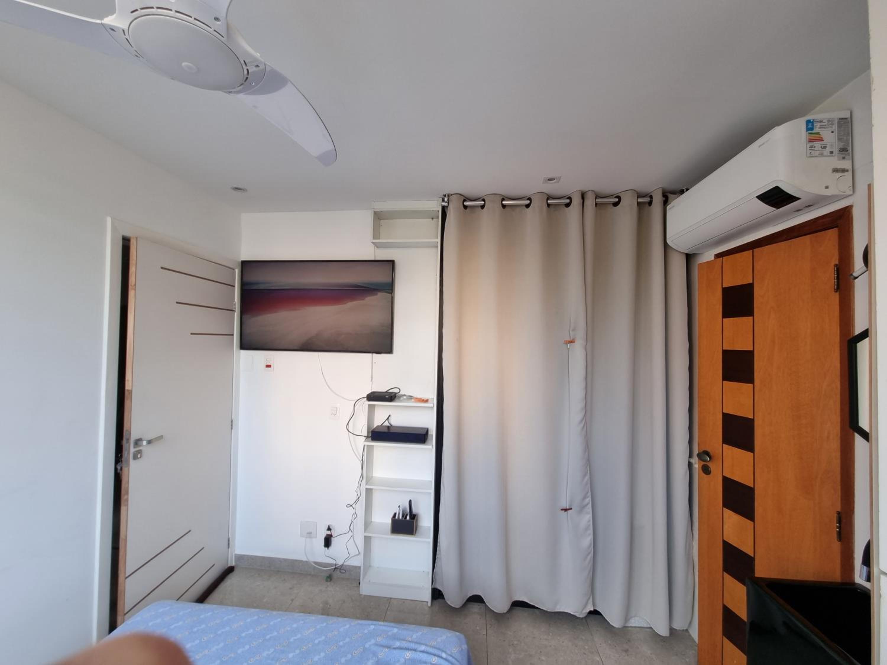 SUÍTE c vista livre e pertíssima das PRAIAS IPANEMA LEBLON ARPOADOR COPACABANA e do CRISTO REDENTOR do BONDINHO PÃO DE AÇUCAR etc Chegando mais cedo que o 