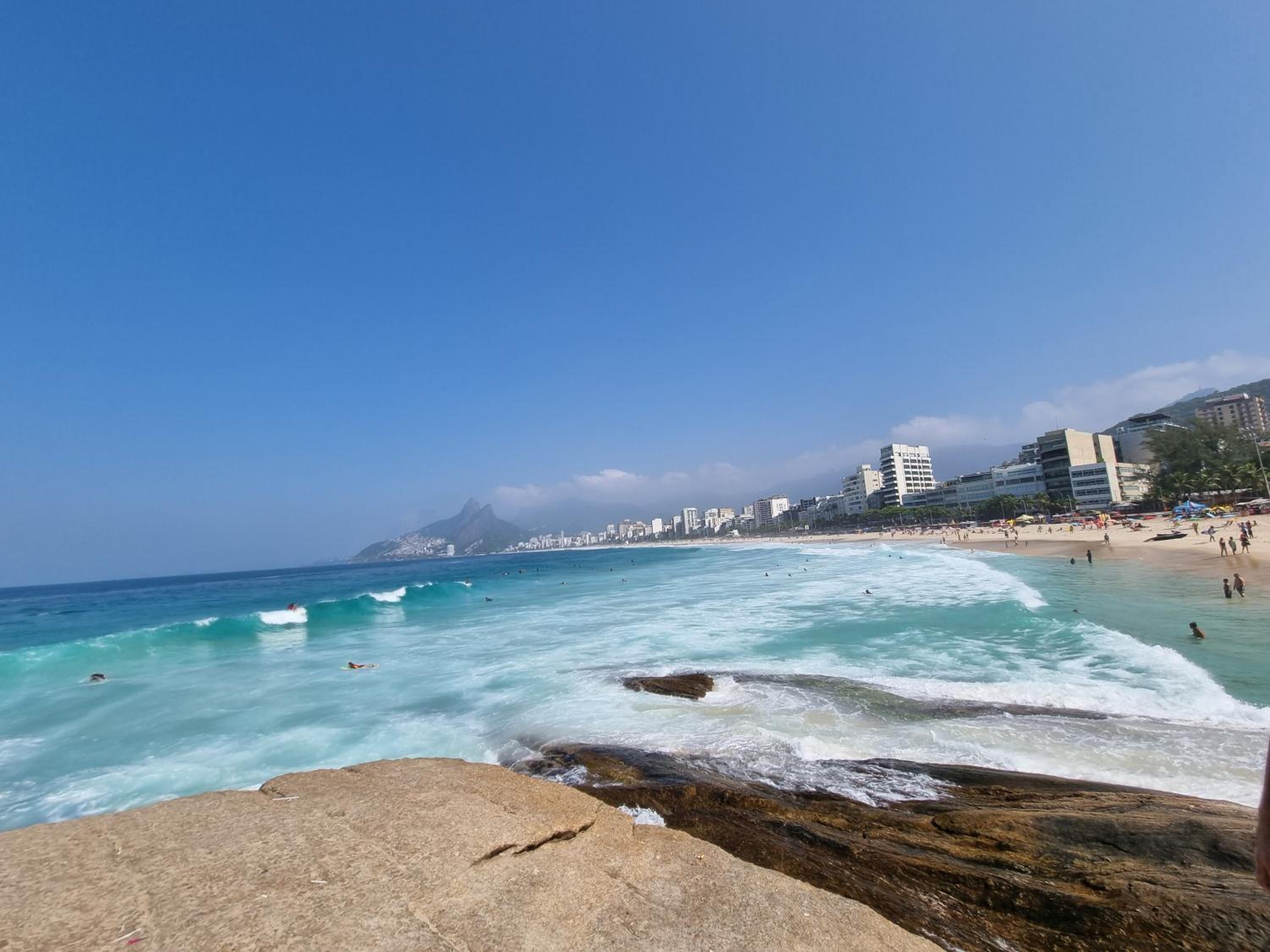 SUÍTE c vista livre e pertíssima das PRAIAS IPANEMA LEBLON ARPOADOR COPACABANA e do CRISTO REDENTOR do BONDINHO PÃO DE AÇUCAR etc Chegando mais cedo que o 