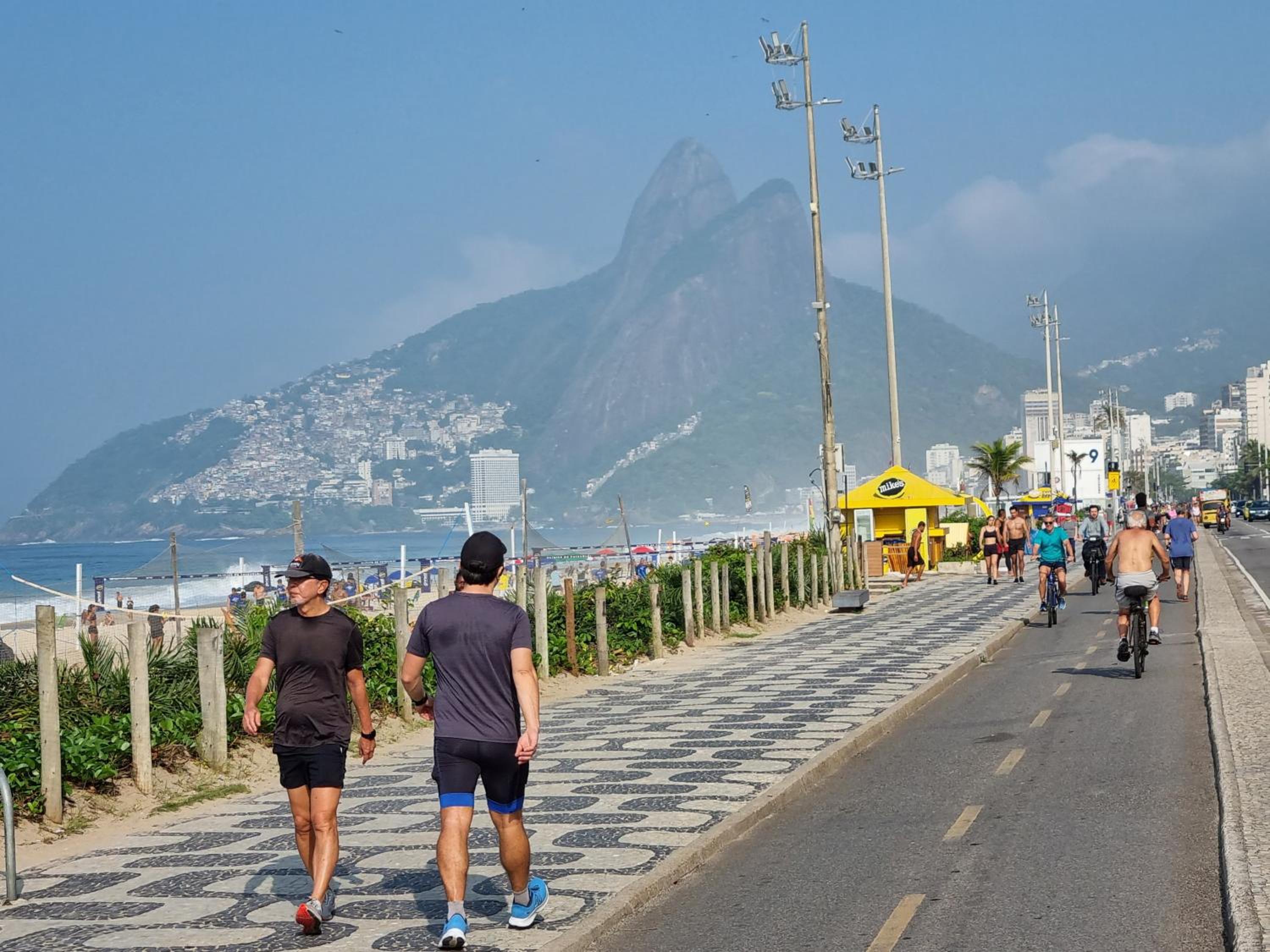 SUÍTE c vista livre e pertíssima das PRAIAS IPANEMA LEBLON ARPOADOR COPACABANA e do CRISTO REDENTOR do BONDINHO PÃO DE AÇUCAR etc Chegando mais cedo que o 