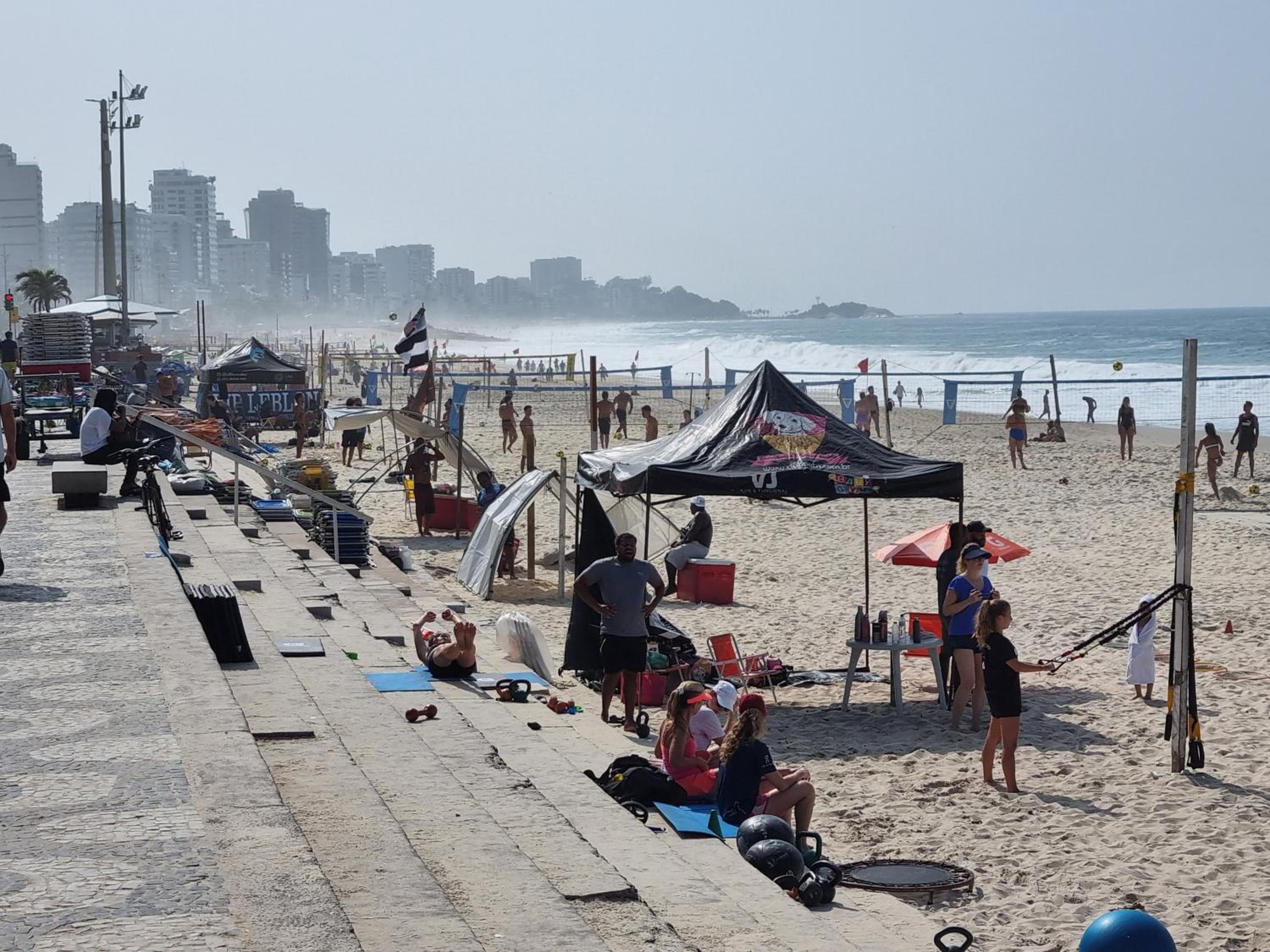SUÍTE c vista livre e pertíssima das PRAIAS IPANEMA LEBLON ARPOADOR COPACABANA e do CRISTO REDENTOR do BONDINHO PÃO DE AÇUCAR etc Chegando mais cedo que o 