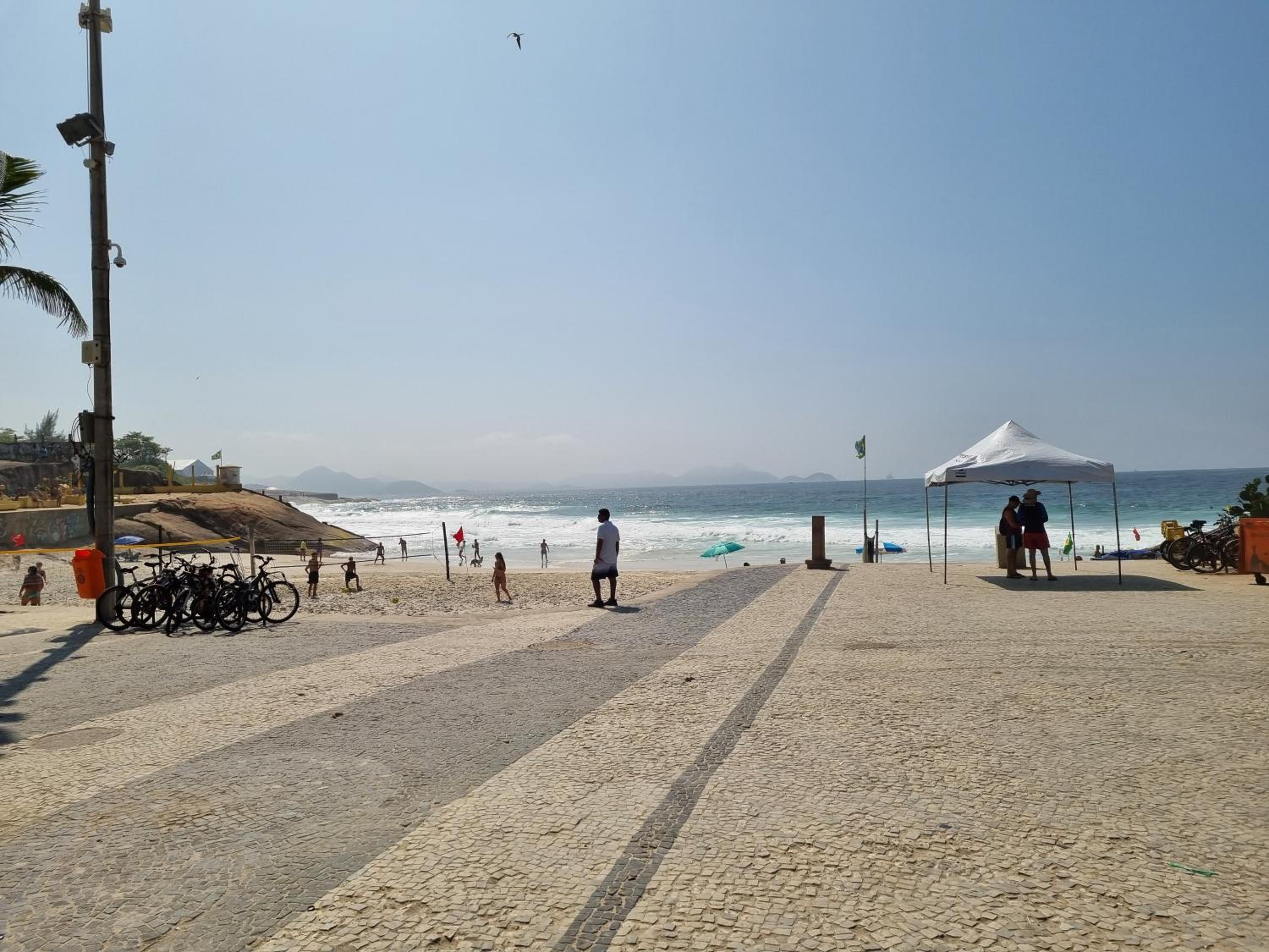 SUÍTE c vista livre e pertíssima das PRAIAS IPANEMA LEBLON ARPOADOR COPACABANA e do CRISTO REDENTOR do BONDINHO PÃO DE AÇUCAR etc Chegando mais cedo que o 