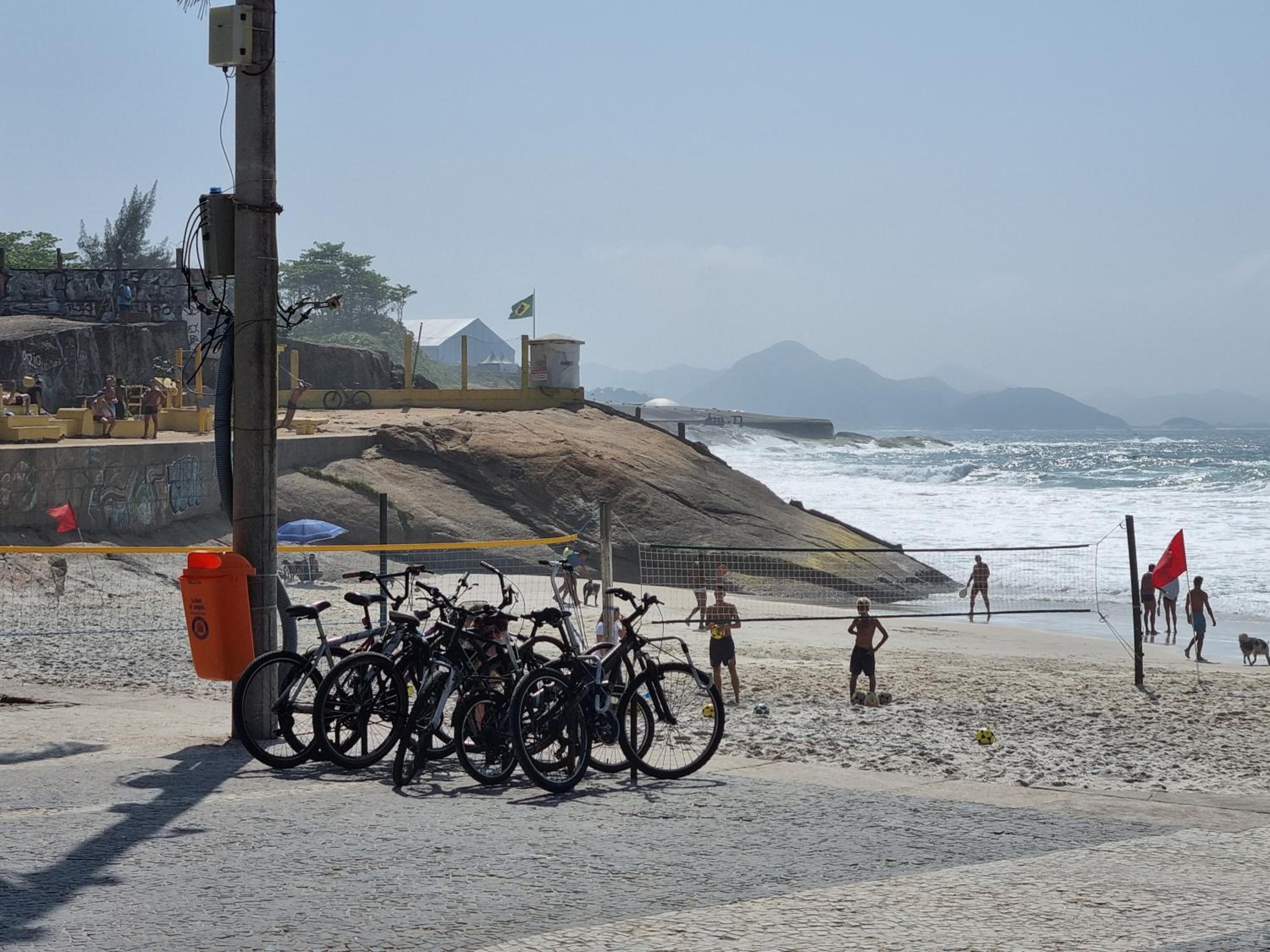 SUÍTE c vista livre e pertíssima das PRAIAS IPANEMA LEBLON ARPOADOR COPACABANA e do CRISTO REDENTOR do BONDINHO PÃO DE AÇUCAR etc Chegando mais cedo que o 