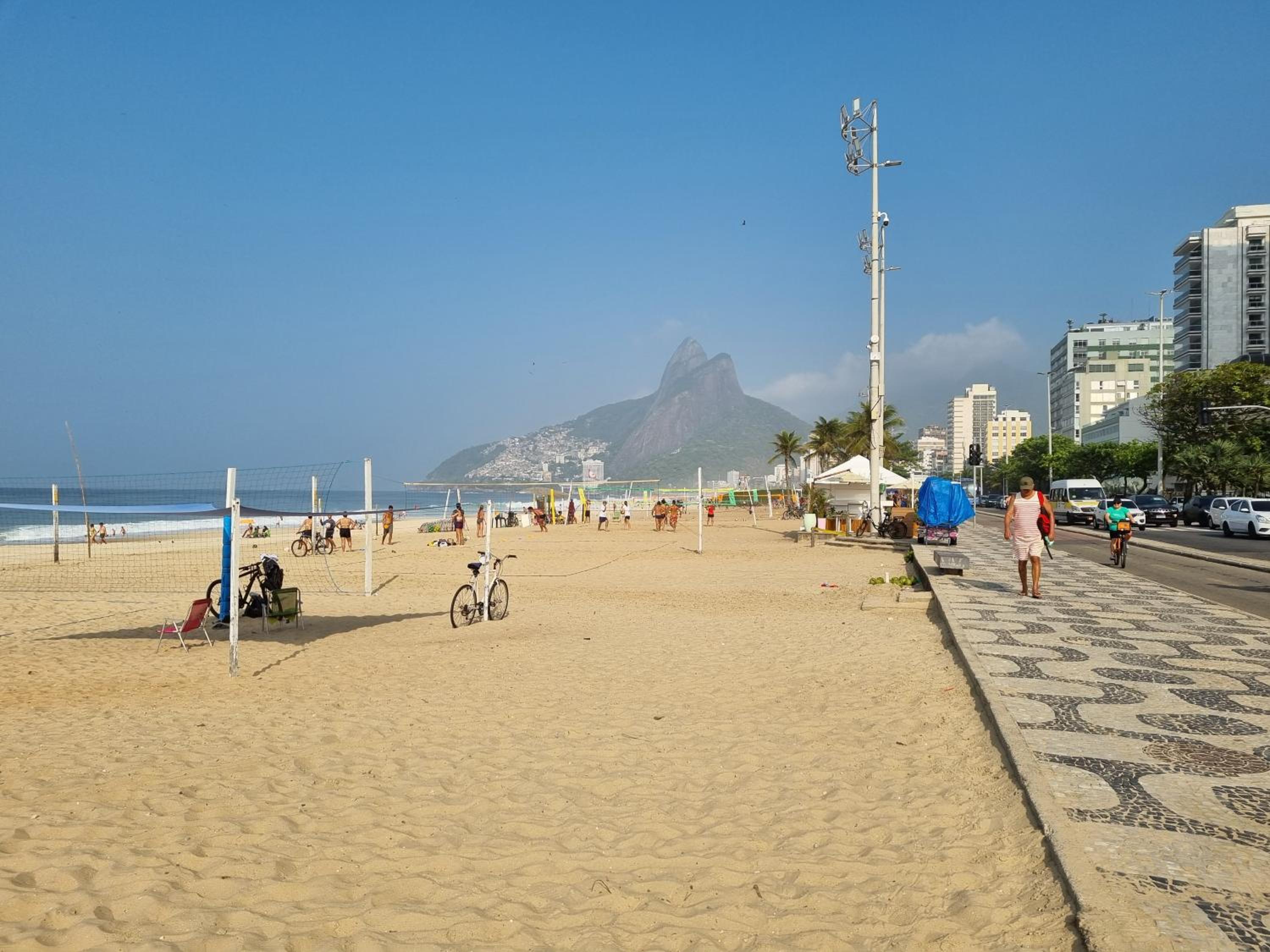 SUÍTE c vista livre e pertíssima das PRAIAS IPANEMA LEBLON ARPOADOR COPACABANA e do CRISTO REDENTOR do BONDINHO PÃO DE AÇUCAR etc Chegando mais cedo que o 