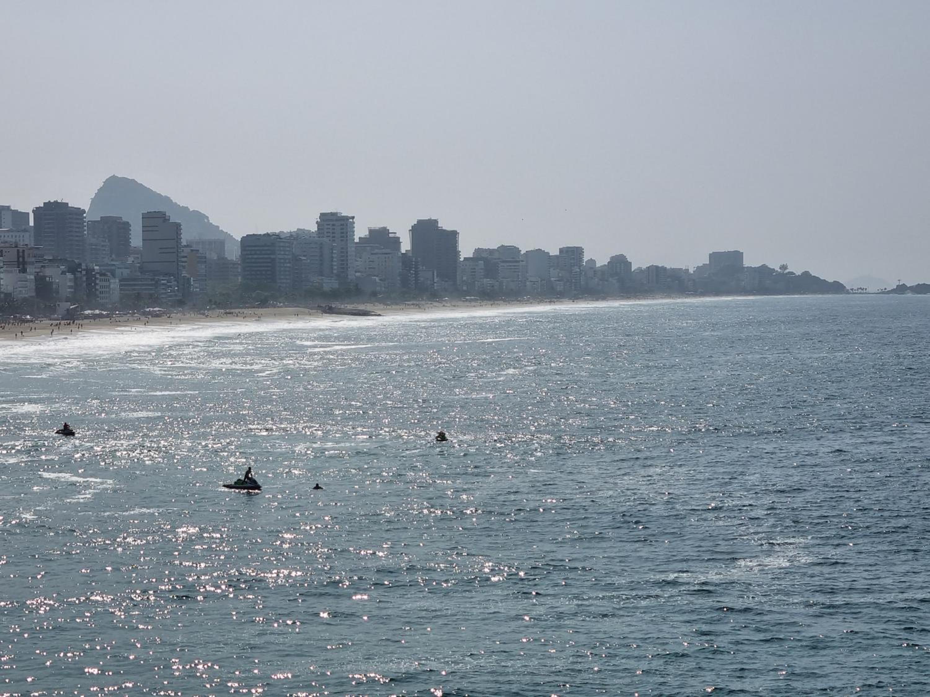 SUÍTE c vista livre e pertíssima das PRAIAS IPANEMA LEBLON ARPOADOR COPACABANA e do CRISTO REDENTOR do BONDINHO PÃO DE AÇUCAR etc Chegando mais cedo que o 