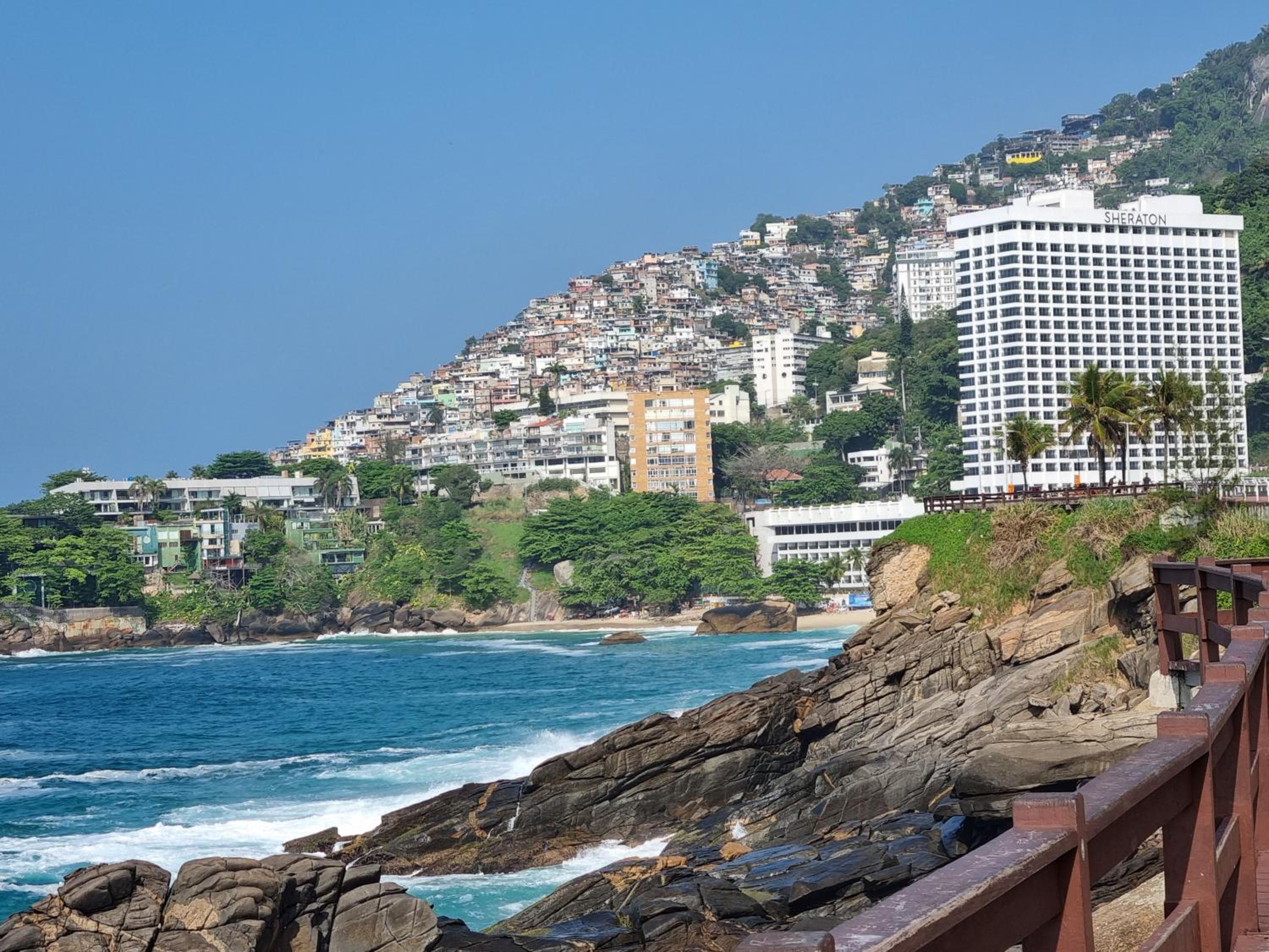 SUÍTE c vista livre e pertíssima das PRAIAS IPANEMA LEBLON ARPOADOR COPACABANA e do CRISTO REDENTOR do BONDINHO PÃO DE AÇUCAR etc Chegando mais cedo que o 