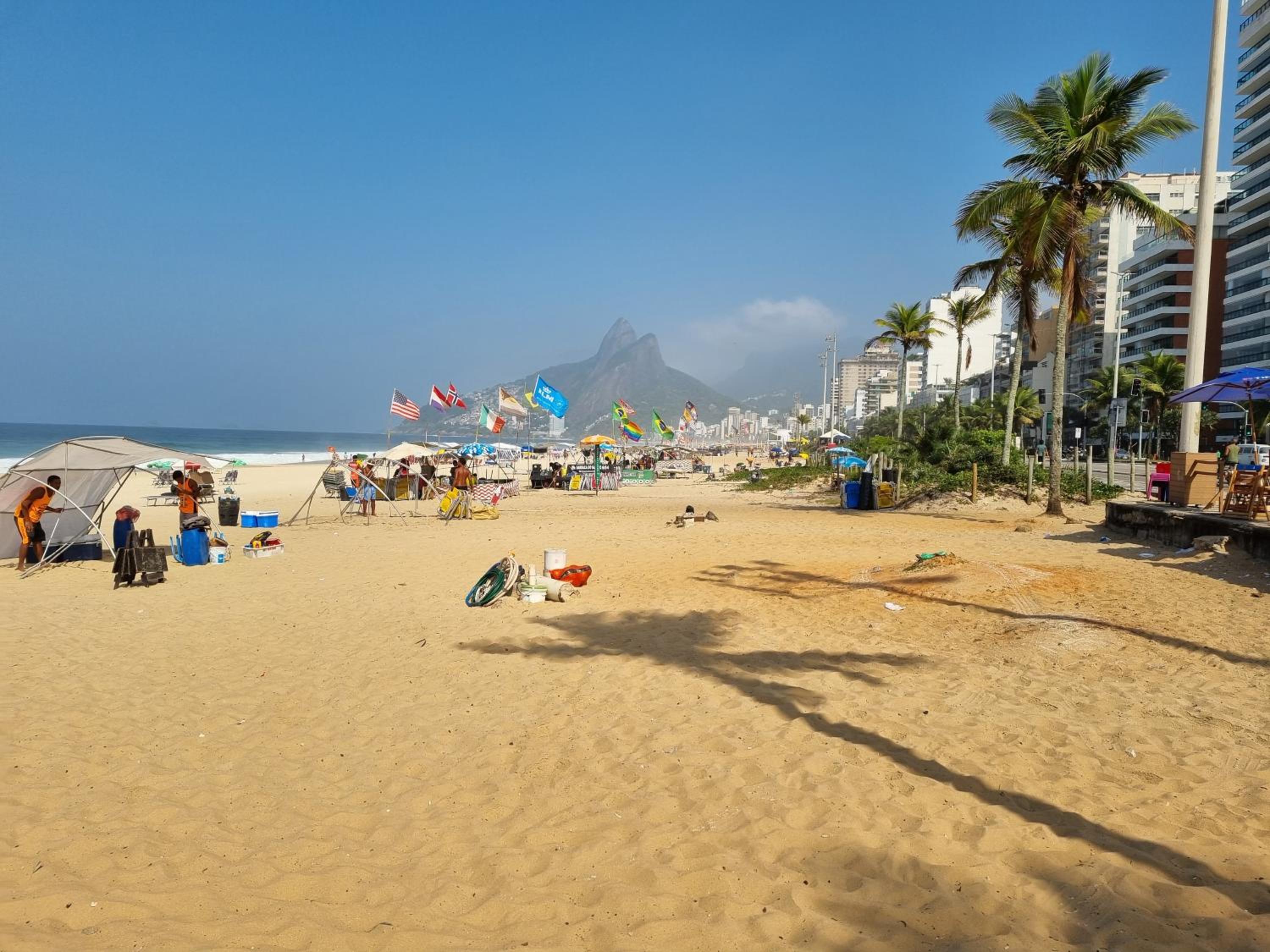 SUÍTE c vista livre e pertíssima das PRAIAS IPANEMA LEBLON ARPOADOR COPACABANA e do CRISTO REDENTOR do BONDINHO PÃO DE AÇUCAR etc Chegando mais cedo que o 