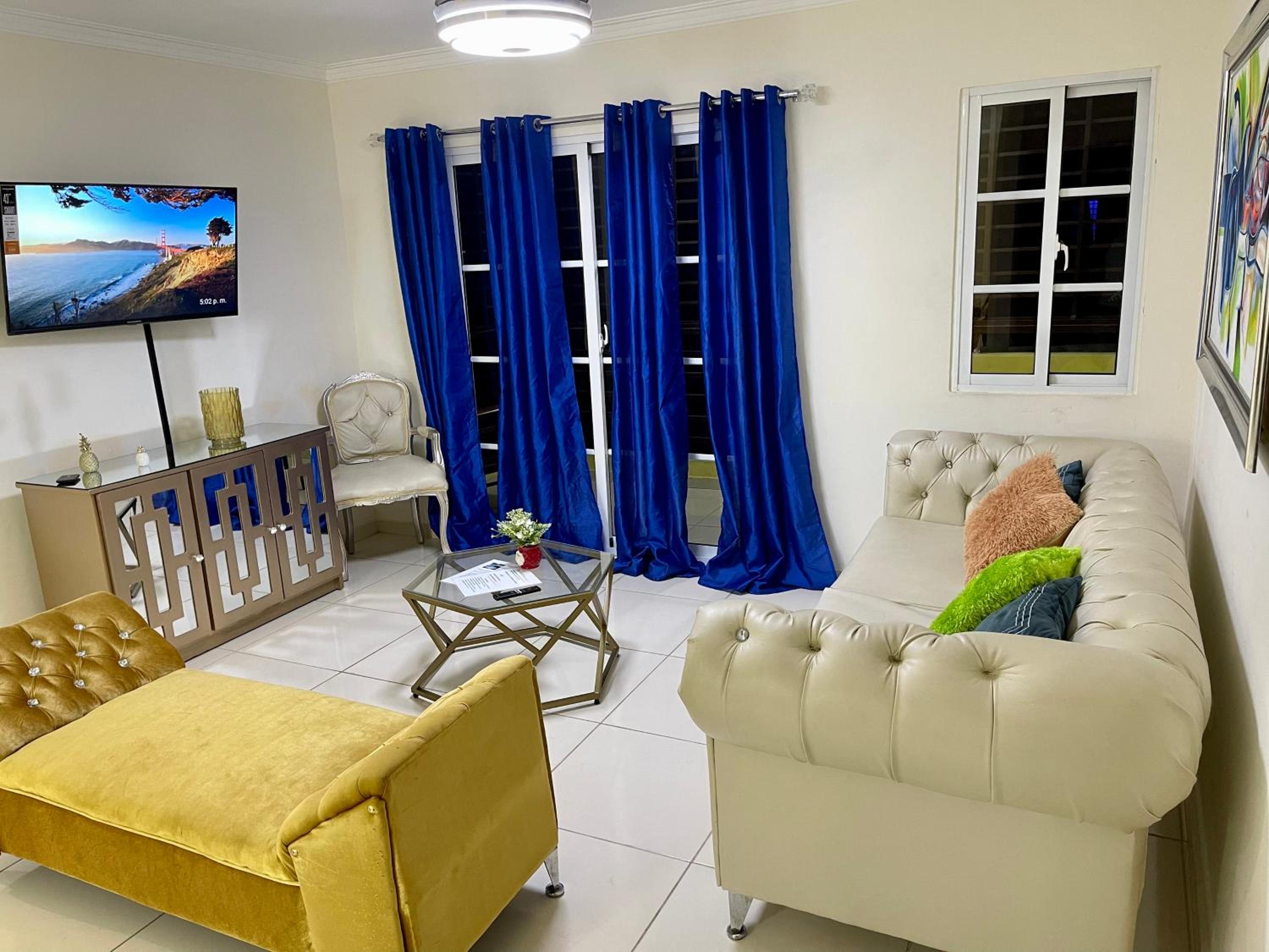 Apartamento Amplio en Residencial de 2 Habitaciones