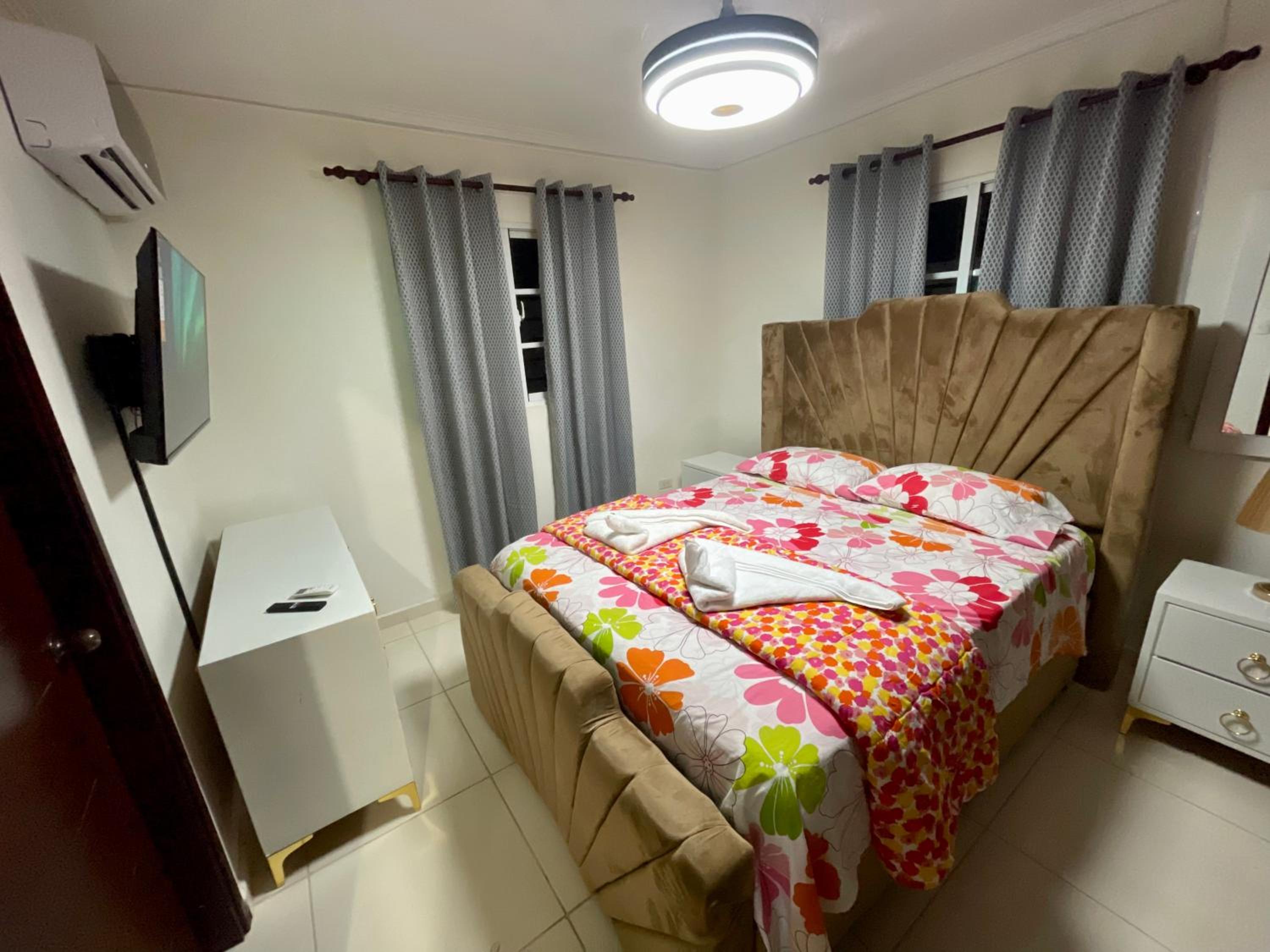 Apartamento Amplio en Residencial de 2 Habitaciones