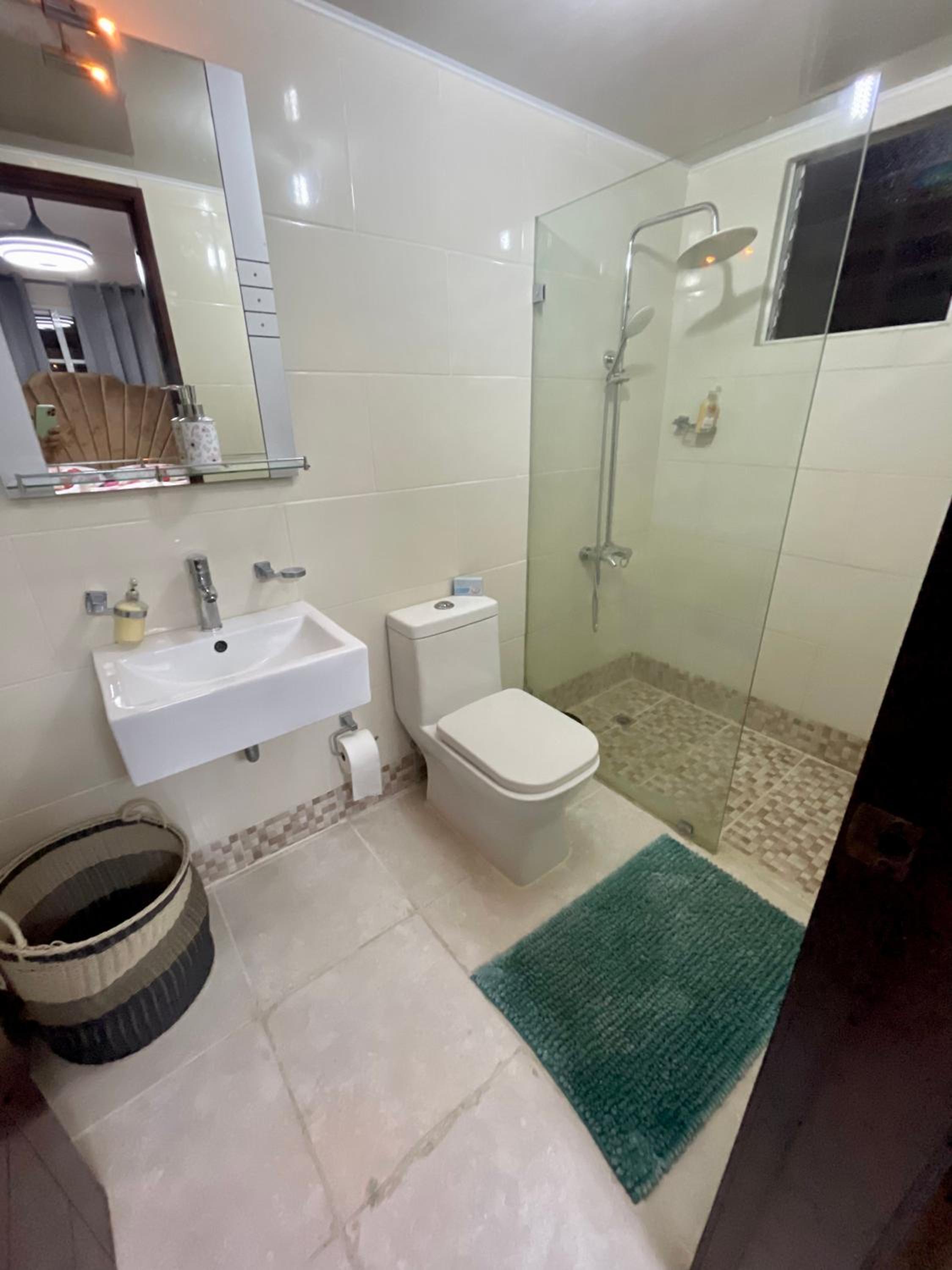 Apartamento Amplio en Residencial de 2 Habitaciones