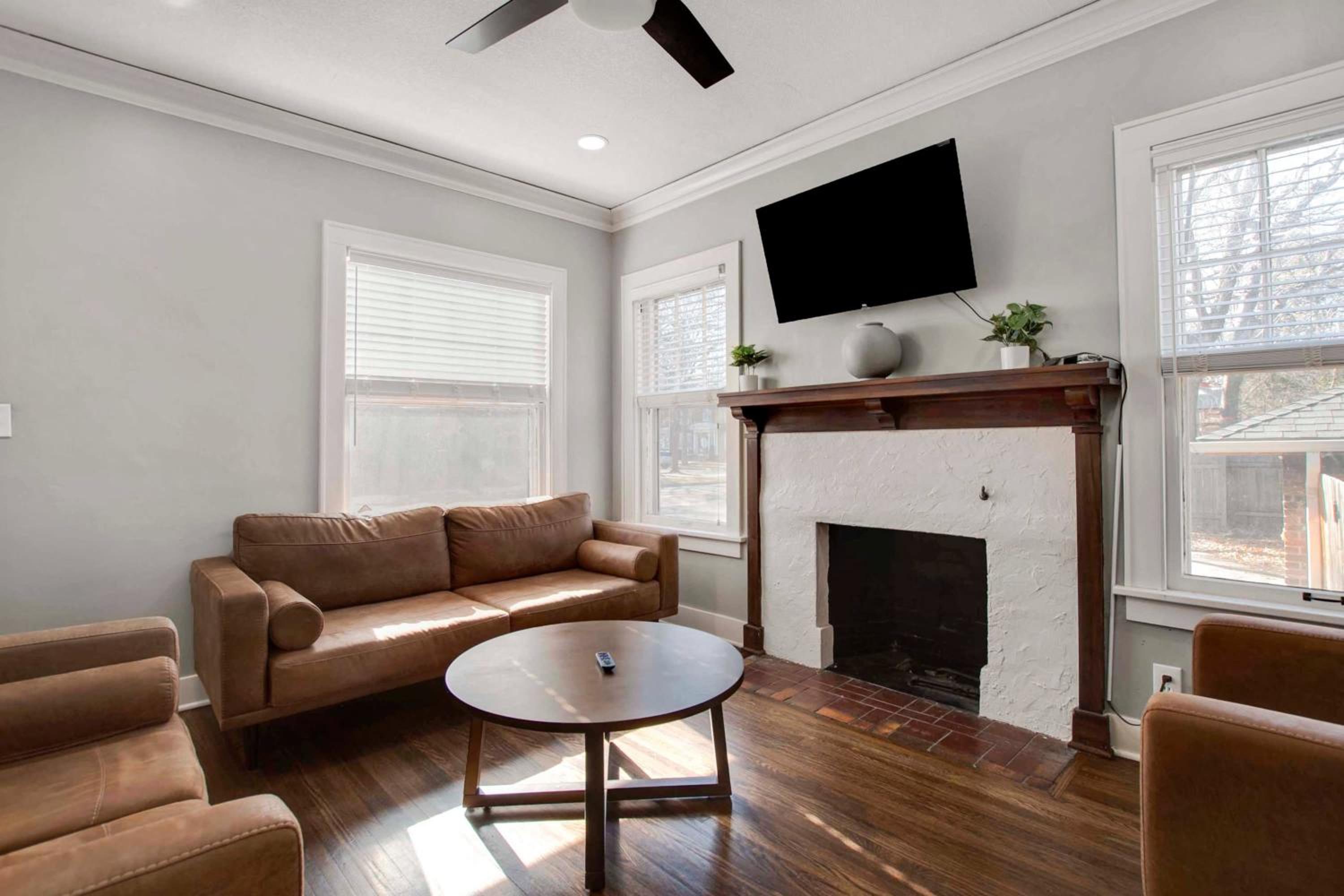 2 Bed 1 Bath Property in College Hill with Garage view 3