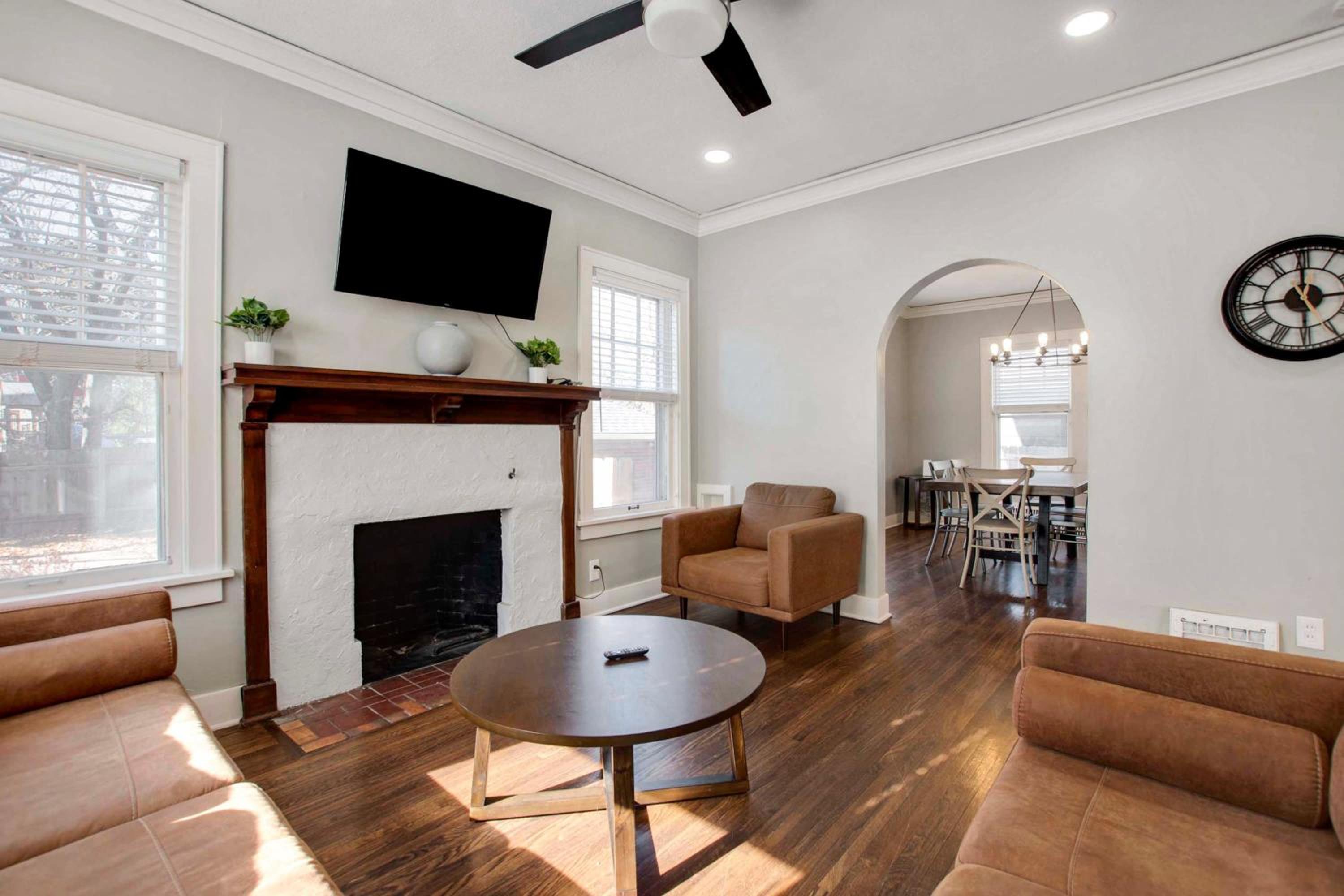 2 Bed 1 Bath Property in College Hill with Garage view 5