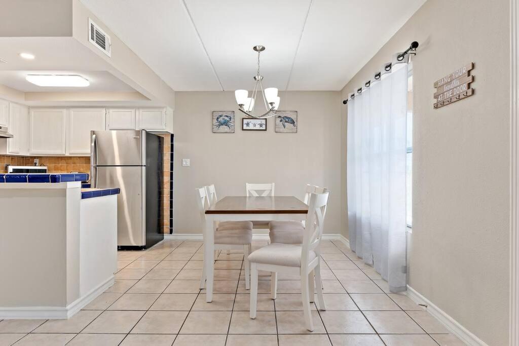 2 Bed 1 Bath Condo By Beach & Entertainment view 5
