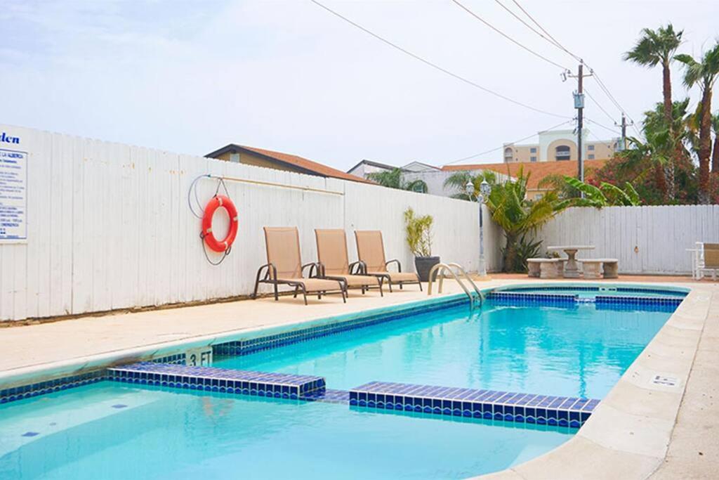 1st Floor 2 Bed 2 Bath Condo w Pool By Beach view 4