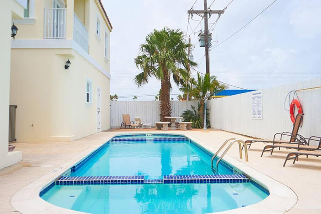 1st Floor 2 Bed 2 Bath Condo w Pool By Beach view 5
