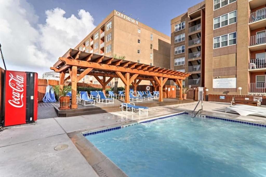 1st Floor 1 Bedroom Condo near Beach w Pool view 4