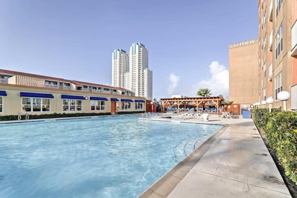 1 Bedroom Studio Near Beach w Pool & Amenities view 2